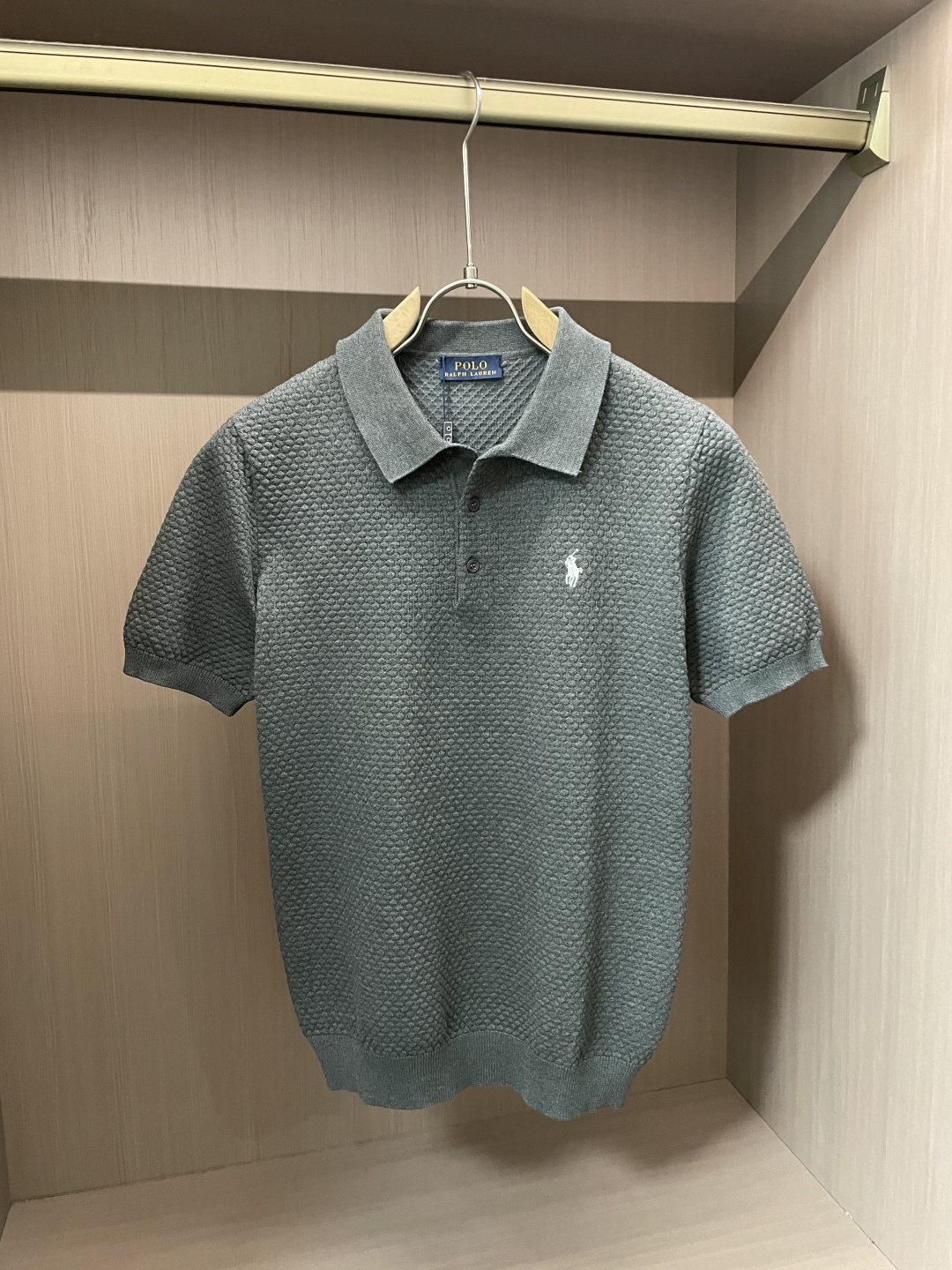 
拉夫劳伦 2025ss秋冬打底新品男士针织短袖衫！独家首发 采用纤维超细与高弹的伊力特纱线织造而成，质