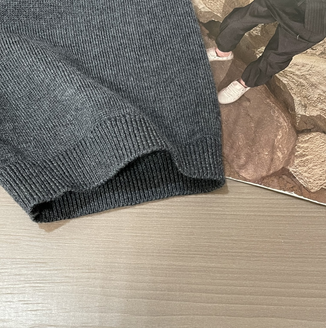 
拉夫劳伦 2025ss秋冬打底新品男士针织短袖衫！独家首发 采用纤维超细与高弹的伊力特纱线织造而成，质