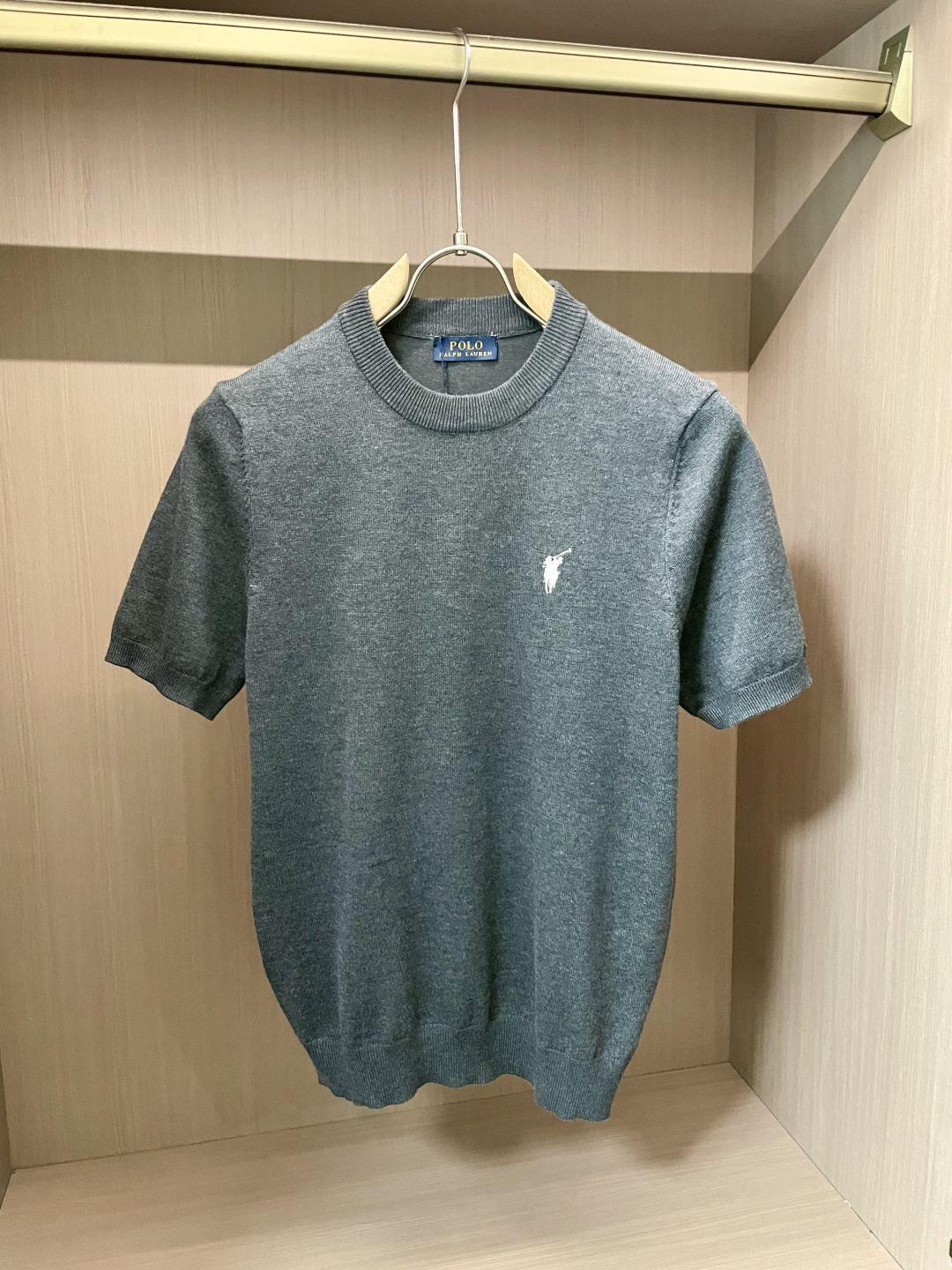 NO:511752,Lav Lauren SS Autumn and Winter Base New Men's Knitted Short Sleeve Shirt!  Exclusive first release is made of ultra-fine fiber and high elastic Yilit yarn. The texture and texture are super soft, very thin and soft, and the feel is extremely delicate and silky. The finer the yarn, the harder it is to work, and it is very time-consuming and material-consuming. It is a super rare product. The particularity of the fabric of each piece of clothing makes it silky soft and lubricating. The unique embroidery pattern on the chest can feel its softness and smoothness when it comes into contact with the skin!  The overall simple and atmospheric, continues the classic, calm and atmospheric, and naturally exudes casual and elegant Size M-3XL, T-shirt, alexander wang19860909拉夫劳伦 ss秋冬打底新品男士针织短袖衫！独家首发 采用纤维超细与高弹的伊力特纱线织造而成,质感与纹理都是超级的柔和,非常的轻薄柔软,手感极其的细腻丝滑,纱线越细做工就越难,并且非常的耗时耗料,超级难得一见的佳品,每件衣服的面料的特殊性使它具有丝般的柔软和润滑,胸前独特刺绣图案,与肌肤接触就能感觉到它的柔软和爽滑！整体简洁、大气,延续经典,沉稳大气的经典配色,自然散发出的休闲儒雅 尺码M-3XL,,T-shirt,alexander wang,Men's clothing