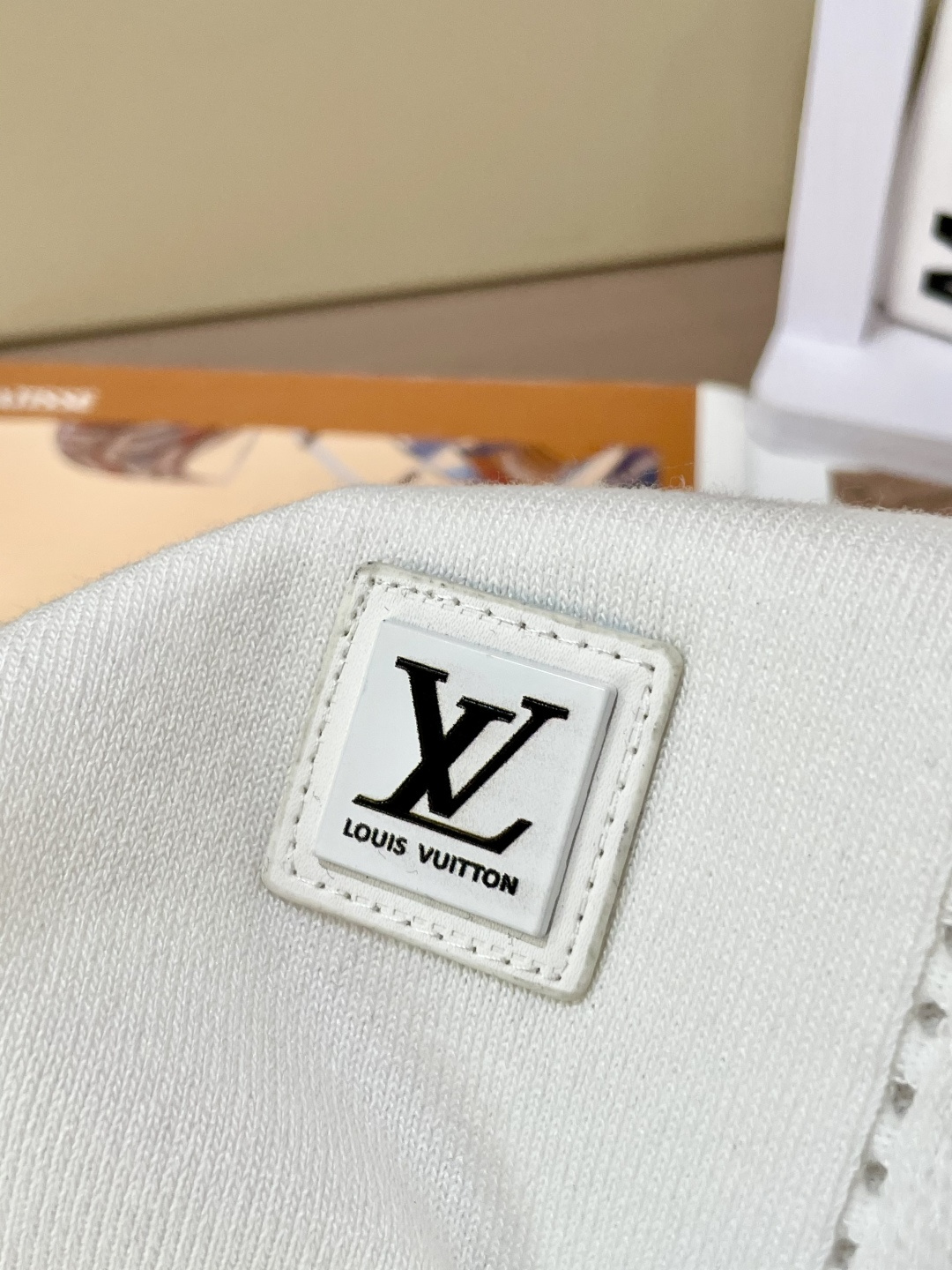 
Lv 2025ss秋冬打底新品男士针织短袖衫！独家首发 采用纤维超细与高弹的伊力特纱线织造而成，质感与