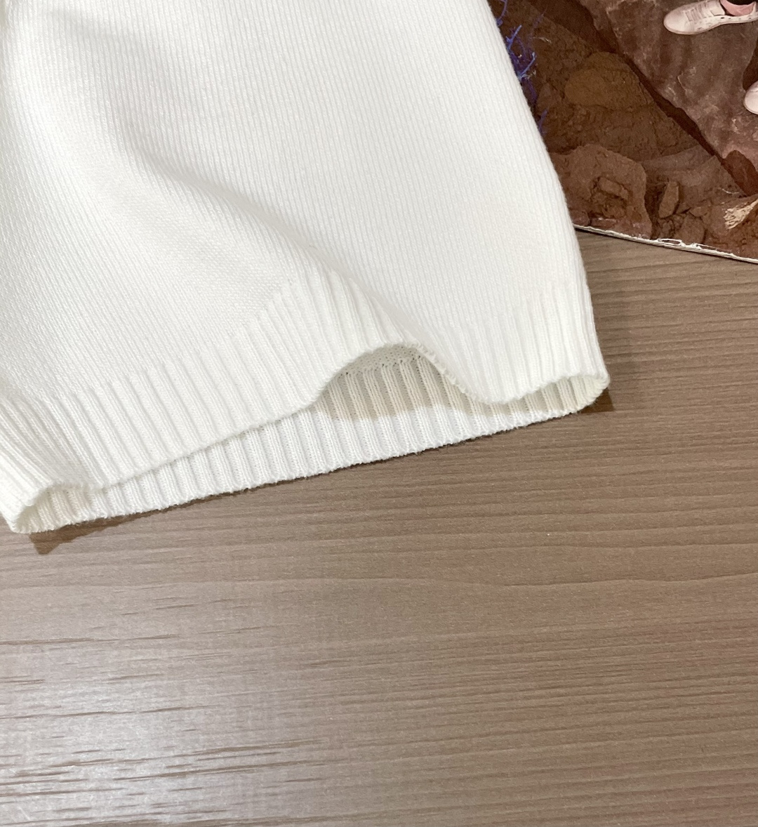 
Lv 2025ss秋冬打底新品男士针织短袖衫！独家首发 采用纤维超细与高弹的伊力特纱线织造而成，质感与