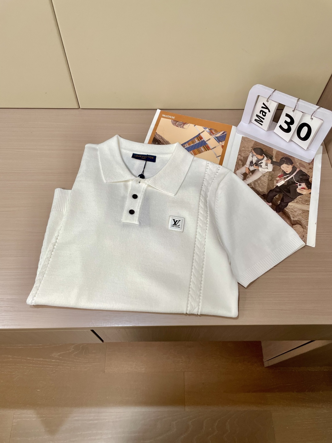 
Lv 2025ss秋冬打底新品男士针织短袖衫！独家首发 采用纤维超细与高弹的伊力特纱线织造而成，质感与