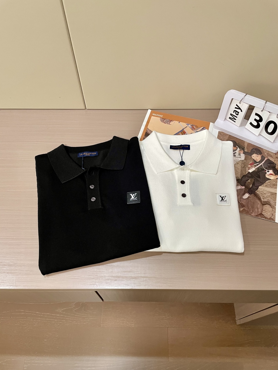 
Lv 2025ss秋冬打底新品男士针织短袖衫！独家首发 采用纤维超细与高弹的伊力特纱线织造而成，质感与
