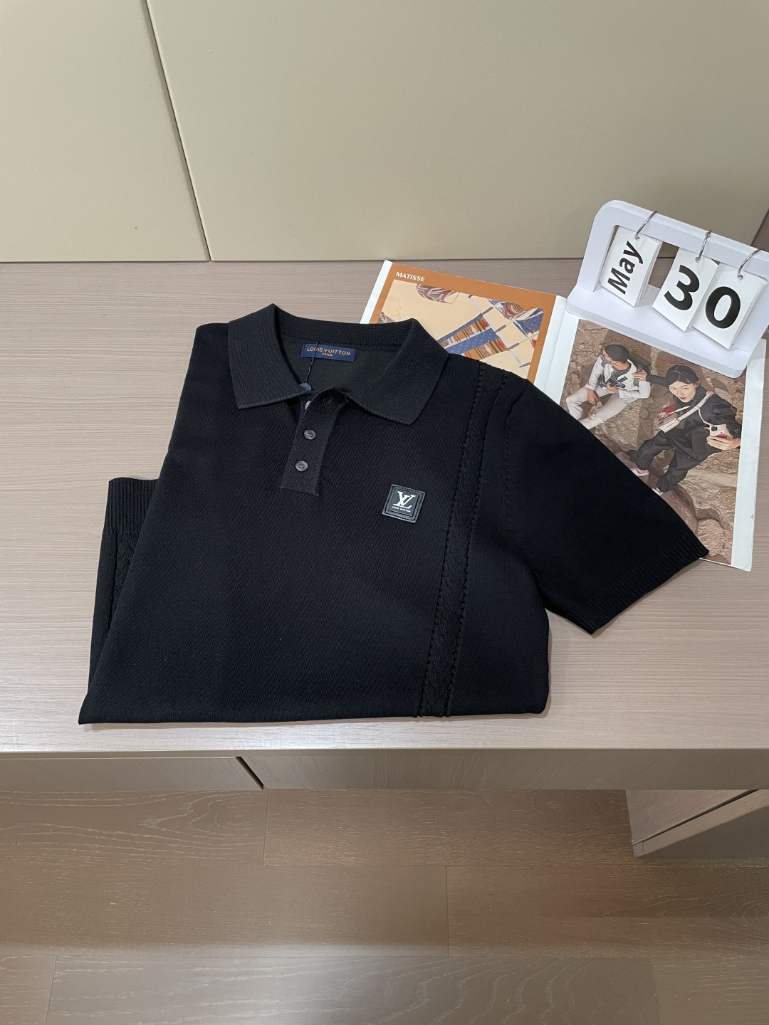 
Lv 2025ss秋冬打底新品男士针织短袖衫！独家首发 采用纤维超细与高弹的伊力特纱线织造而成，质感与