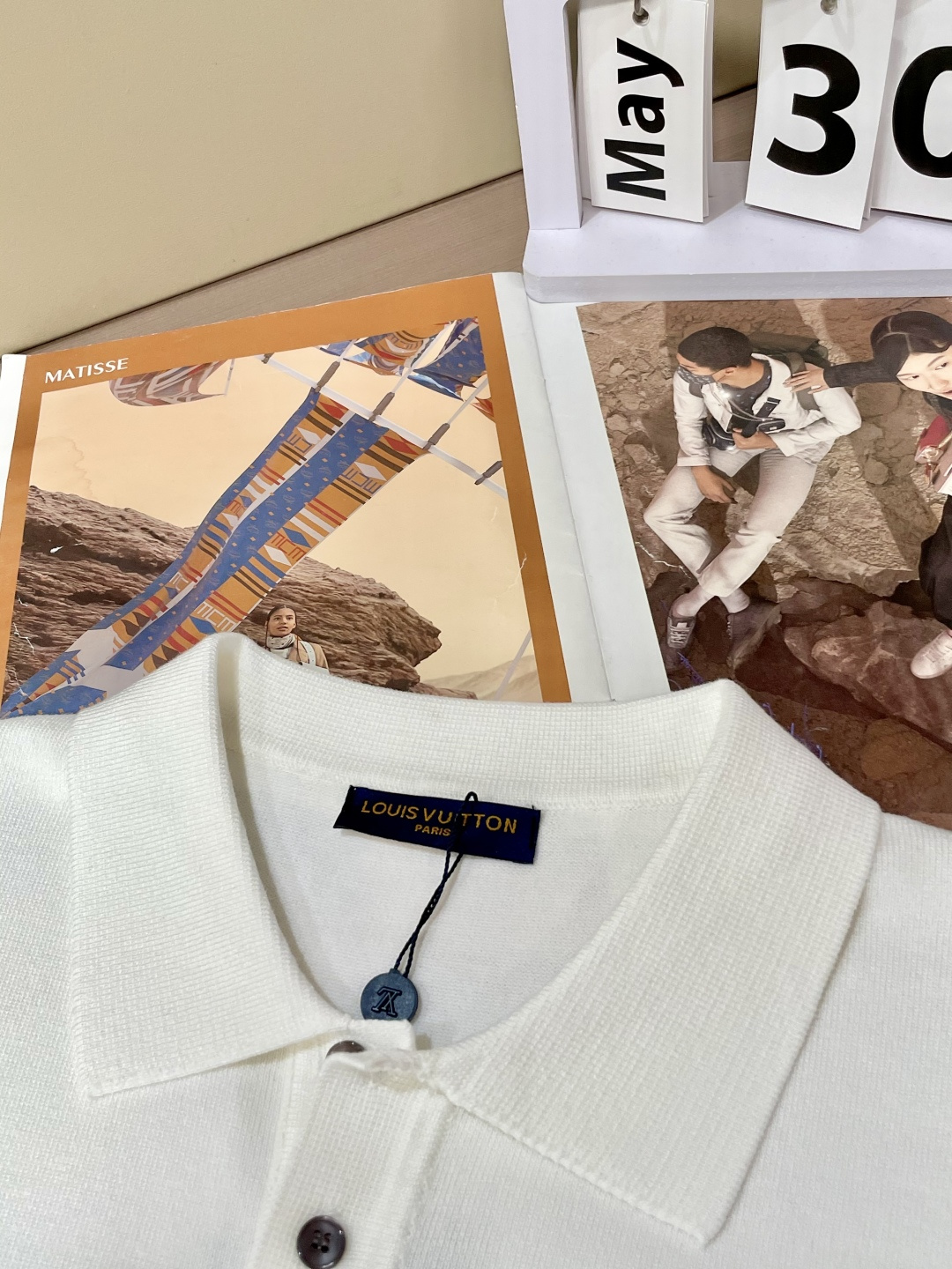 
Lv 2025ss秋冬打底新品男士针织短袖衫！独家首发 采用纤维超细与高弹的伊力特纱线织造而成，质感与