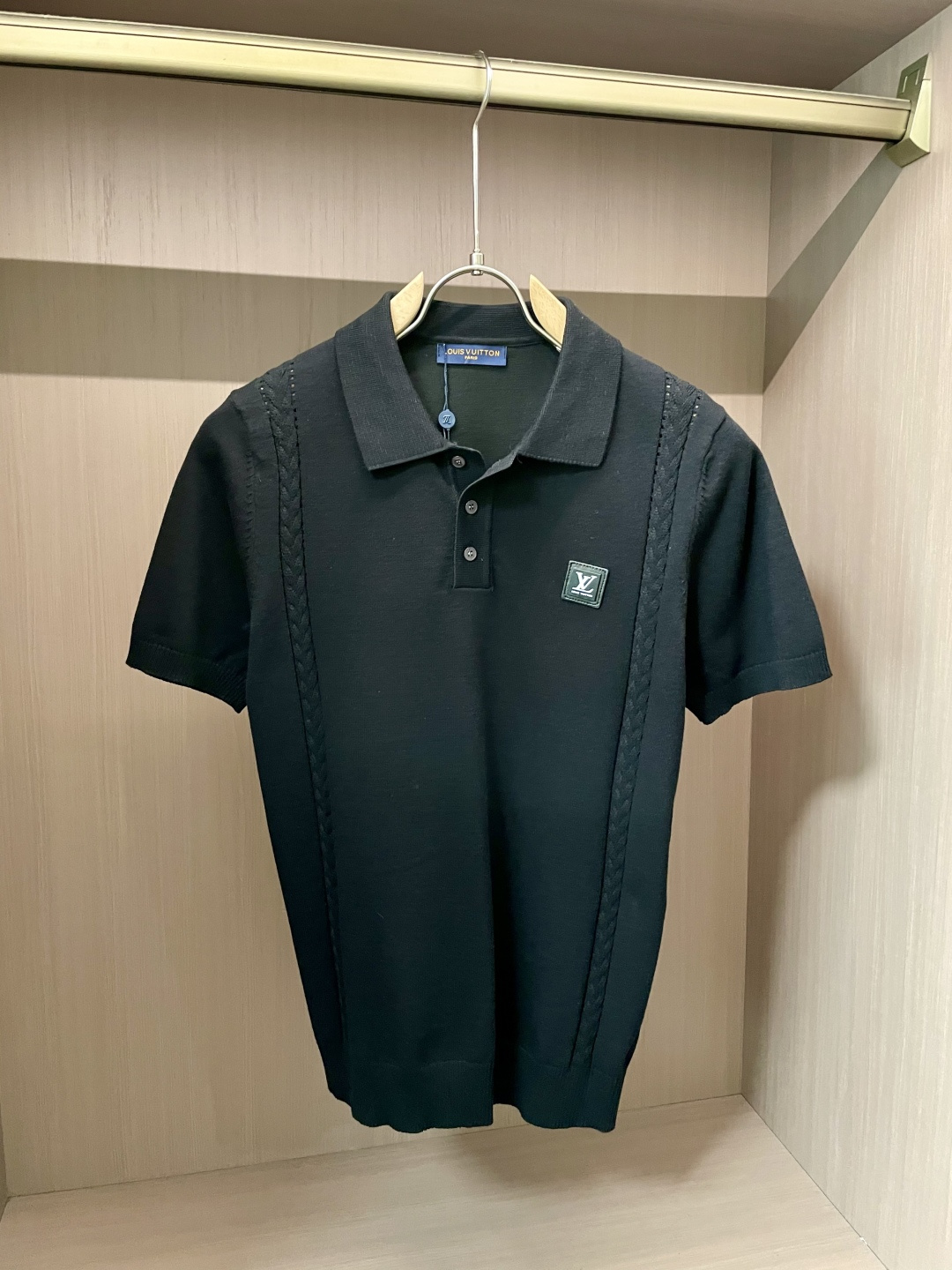 NO:511753,Lv ss autumn and winter base new men's knitted short-sleeved shirt!  Exclusive first release is made of ultra-fine fiber and high elastic Yilit yarn. The texture and texture are super soft, very thin and soft, and the feel is extremely delicate and silky. The finer the yarn, the harder it is to work, and it is very time-consuming and material-consuming. It is a super rare product. The particularity of the fabric of each piece of clothing makes it silky soft and lubricating. The unique embroidery pattern on the chest can feel its softness and smoothness when it comes into contact with the skin!  The overall simple and atmospheric, continues the classic, calm and atmospheric, and naturally exudes casual and elegant Size M-3XL, louis vuitton, T-shirt, alexander wang19860909Lv ss秋冬打底新品男士针织短袖衫！独家首发 采用纤维超细与高弹的伊力特纱线织造而成,质感与纹理都是超级的柔和,非常的轻薄柔软,手感极其的细腻丝滑,纱线越细做工就越难,并且非常的耗时耗料,超级难得一见的佳品,每件衣服的面料的特殊性使它具有丝般的柔软和润滑,胸前独特刺绣图案,与肌肤接触就能感觉到它的柔软和爽滑！整体简洁、大气,延续经典,沉稳大气的经典配色,自然散发出的休闲儒雅 尺码M-3XL,,louis vuitton,T-shirt,alexander wang,Men's clothing