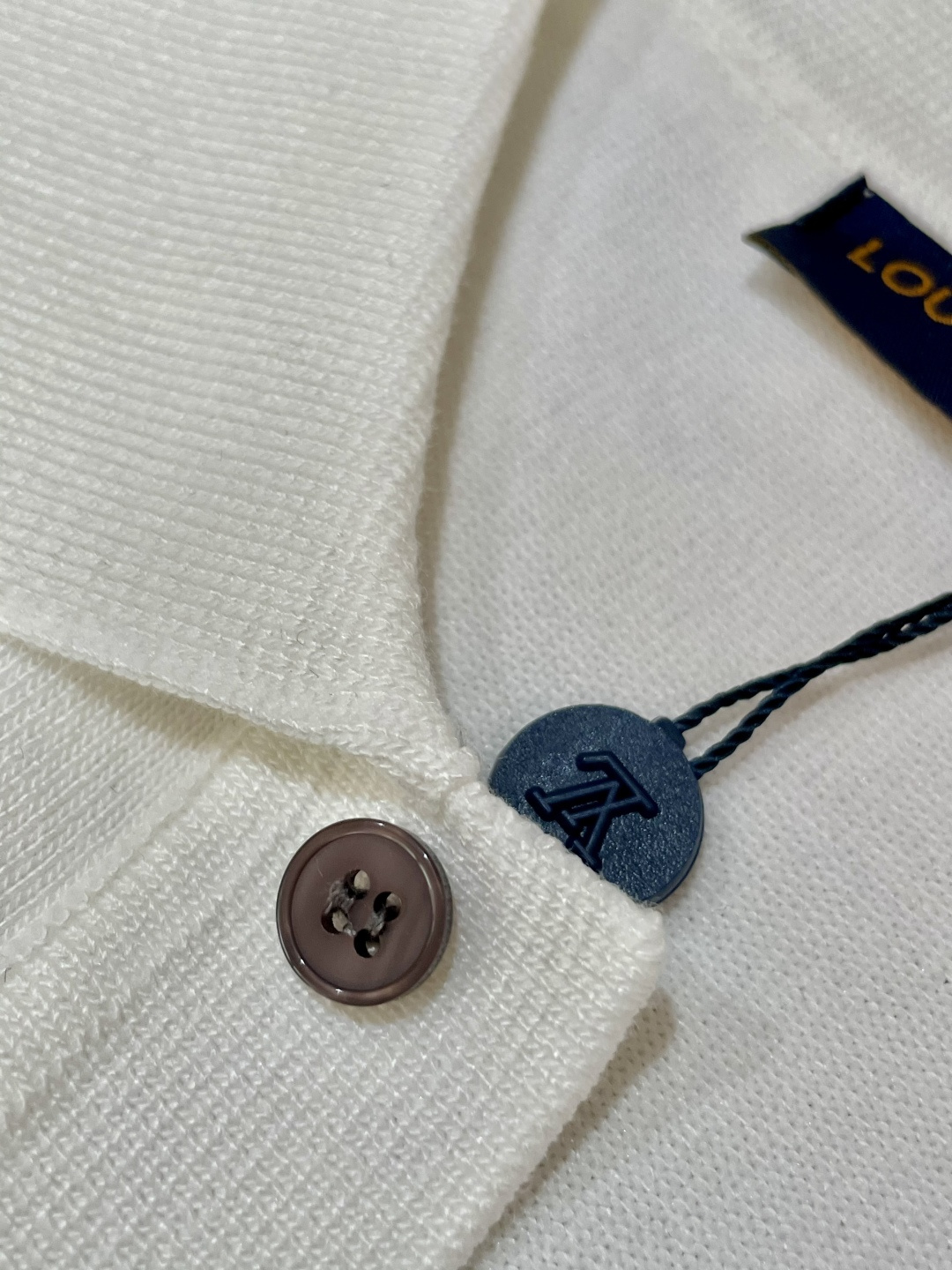 
Lv 2025ss秋冬打底新品男士针织短袖衫！独家首发 采用纤维超细与高弹的伊力特纱线织造而成，质感与