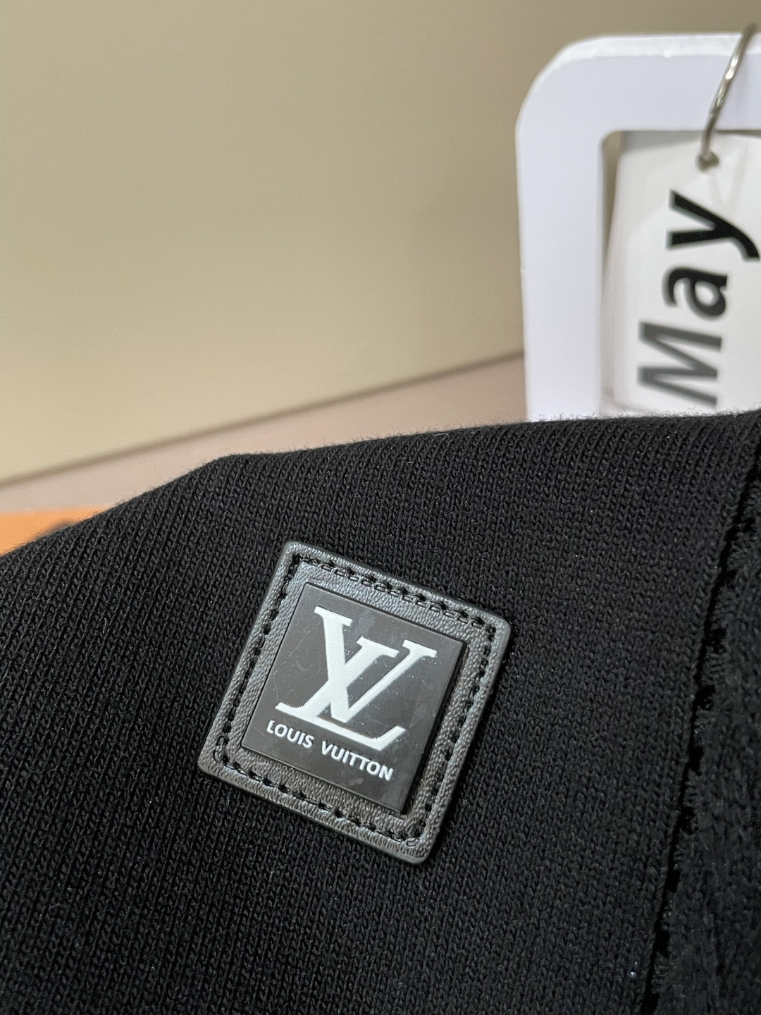 
Lv 2025ss秋冬打底新品男士针织短袖衫！独家首发 采用纤维超细与高弹的伊力特纱线织造而成，质感与