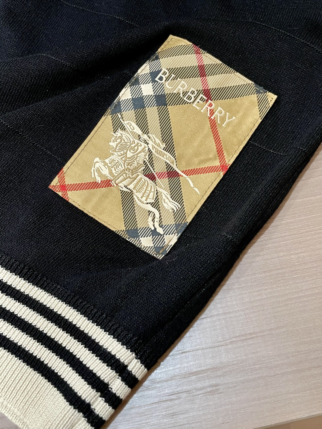 
BUR 2025ss秋冬打底新品男士针织短袖衫！独家首发 采用纤维超细与高弹的伊力特纱线织造而成，质感