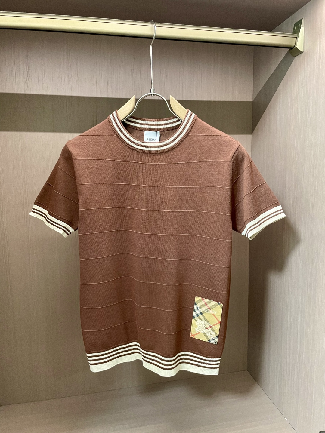 
BUR 2025ss秋冬打底新品男士针织短袖衫！独家首发 采用纤维超细与高弹的伊力特纱线织造而成，质感