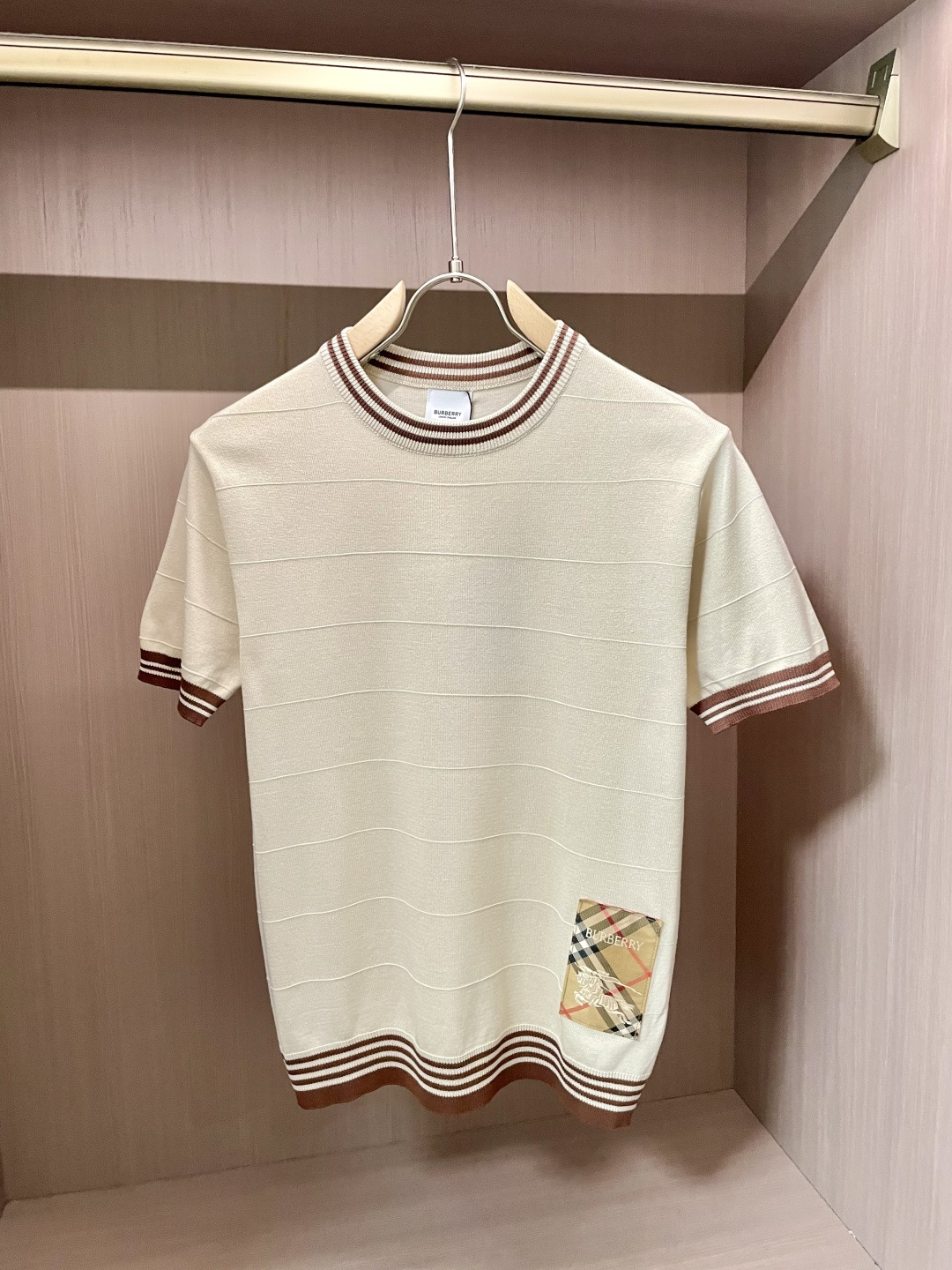 
BUR 2025ss秋冬打底新品男士针织短袖衫！独家首发 采用纤维超细与高弹的伊力特纱线织造而成，质感