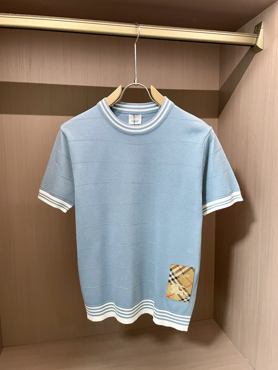 NO:511754,BUR ss autumn and winter base new men's knitted short-sleeved shirt!  Exclusive first release is made of ultra-fine fiber and high elastic Yilit yarn. The texture and texture are super soft, very thin and soft, and the feel is extremely delicate and silky. The finer the yarn, the harder it is to work, and it is very time-consuming and material-consuming. It is a super rare product. The particularity of the fabric of each piece of clothing makes it silky soft and lubricating. The unique embroidery pattern on the chest can feel its softness and smoothness when it comes into contact with the skin!  The overall simple and atmospheric, continues the classic, calm and atmospheric, and naturally exudes casual and elegant Size M-3XL, burberry, T-shirt, alexander wang19860909BUR ss秋冬打底新品男士针织短袖衫！独家首发 采用纤维超细与高弹的伊力特纱线织造而成,质感与纹理都是超级的柔和,非常的轻薄柔软,手感极其的细腻丝滑,纱线越细做工就越难,并且非常的耗时耗料,超级难得一见的佳品,每件衣服的面料的特殊性使它具有丝般的柔软和润滑,胸前独特刺绣图案,与肌肤接触就能感觉到它的柔软和爽滑！整体简洁、大气,延续经典,沉稳大气的经典配色,自然散发出的休闲儒雅 尺码M-3XL,,burberry,T-shirt,alexander wang,Men's clothing