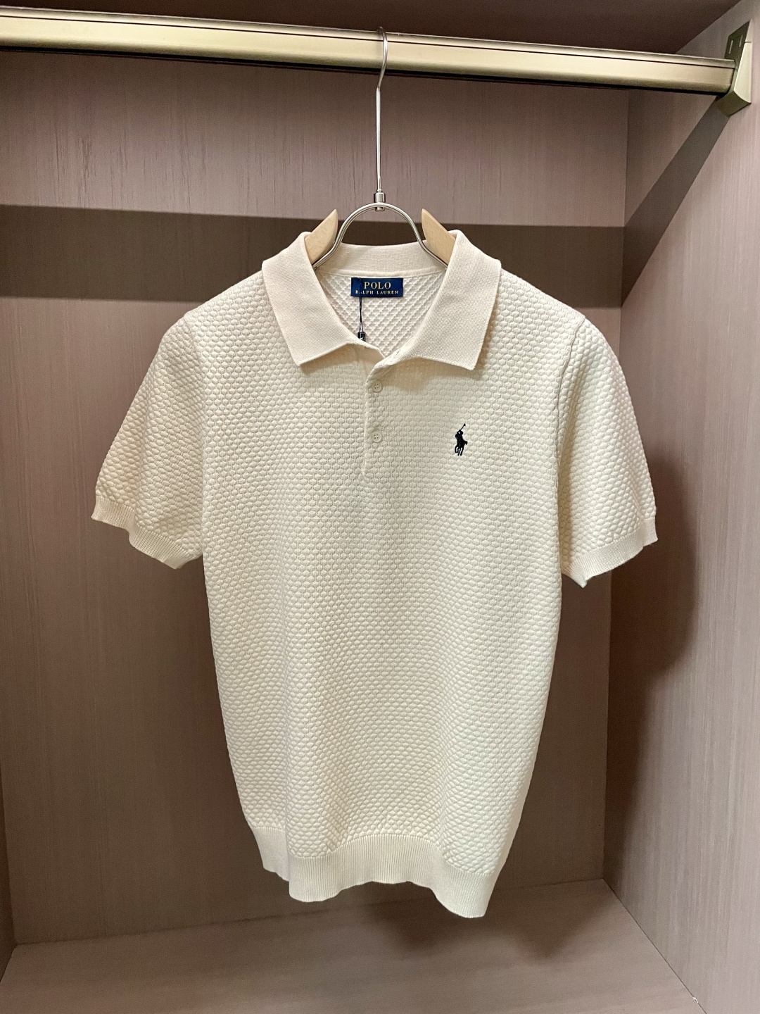 NO:511757,Lav Lauren SS Autumn and Winter Base New Men's Knitted Short Sleeve Shirt!  Exclusive first release is made of ultra-fine fiber and high elastic Yilit yarn. The texture and texture are super soft, very thin and soft, and the feel is extremely delicate and silky. The finer the yarn, the harder it is to work, and it is very time-consuming and material-consuming. It is a super rare product. The particularity of the fabric of each piece of clothing makes it silky soft and lubricating. The unique embroidery pattern on the chest can feel its softness and smoothness when it comes into contact with the skin!  The overall simple and atmospheric, continues the classic, calm and atmospheric, and naturally exudes casual and elegant Size M-3XL, T-shirt, alexander wang19860909拉夫劳伦 ss秋冬打底新品男士针织短袖衫！独家首发 采用纤维超细与高弹的伊力特纱线织造而成,质感与纹理都是超级的柔和,非常的轻薄柔软,手感极其的细腻丝滑,纱线越细做工就越难,并且非常的耗时耗料,超级难得一见的佳品,每件衣服的面料的特殊性使它具有丝般的柔软和润滑,胸前独特刺绣图案,与肌肤接触就能感觉到它的柔软和爽滑！整体简洁、大气,延续经典,沉稳大气的经典配色,自然散发出的休闲儒雅 尺码M-3XL,,T-shirt,alexander wang,Men's clothing