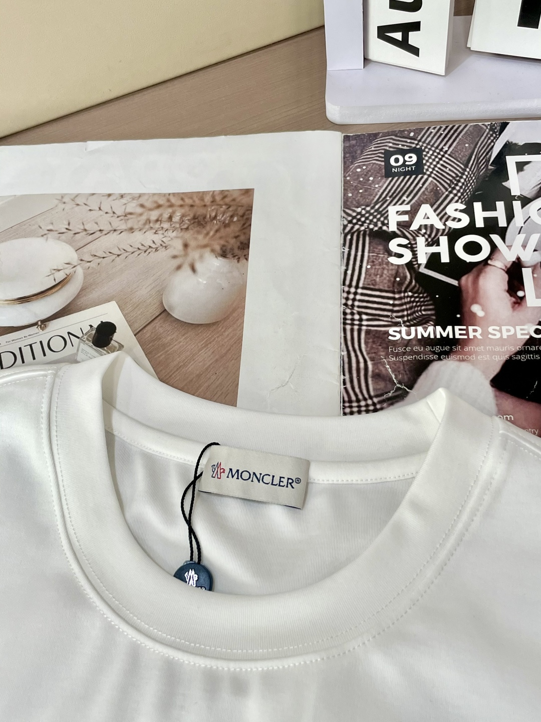 
蒙口 重磅推荐！2025ss夏装新品 专柜在售 最新系列图案logo短袖T恤 必须人手一件的节奏！进口