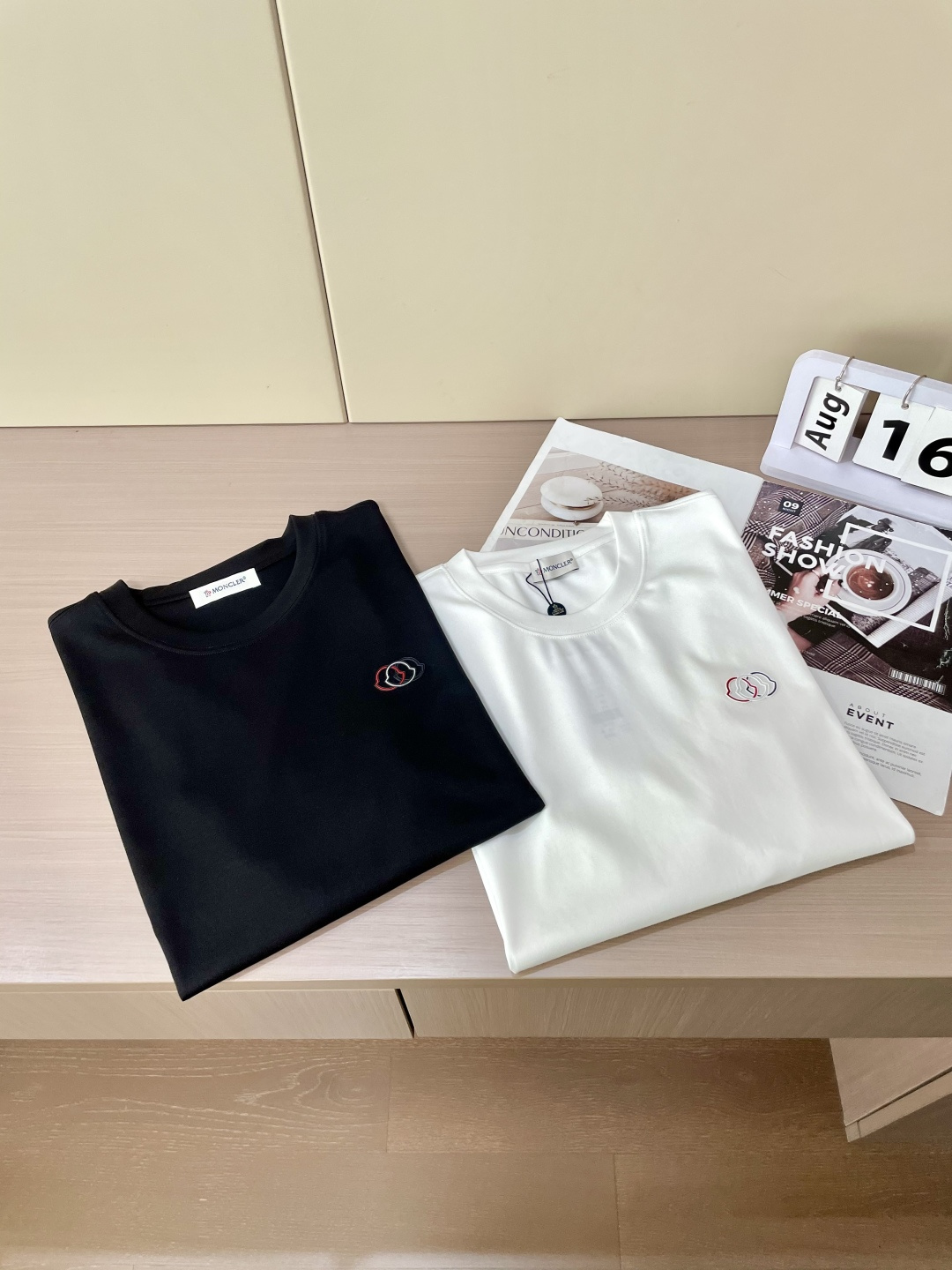 
蒙口 重磅推荐！2025ss夏装新品 专柜在售 最新系列图案logo短袖T恤 必须人手一件的节奏！进口