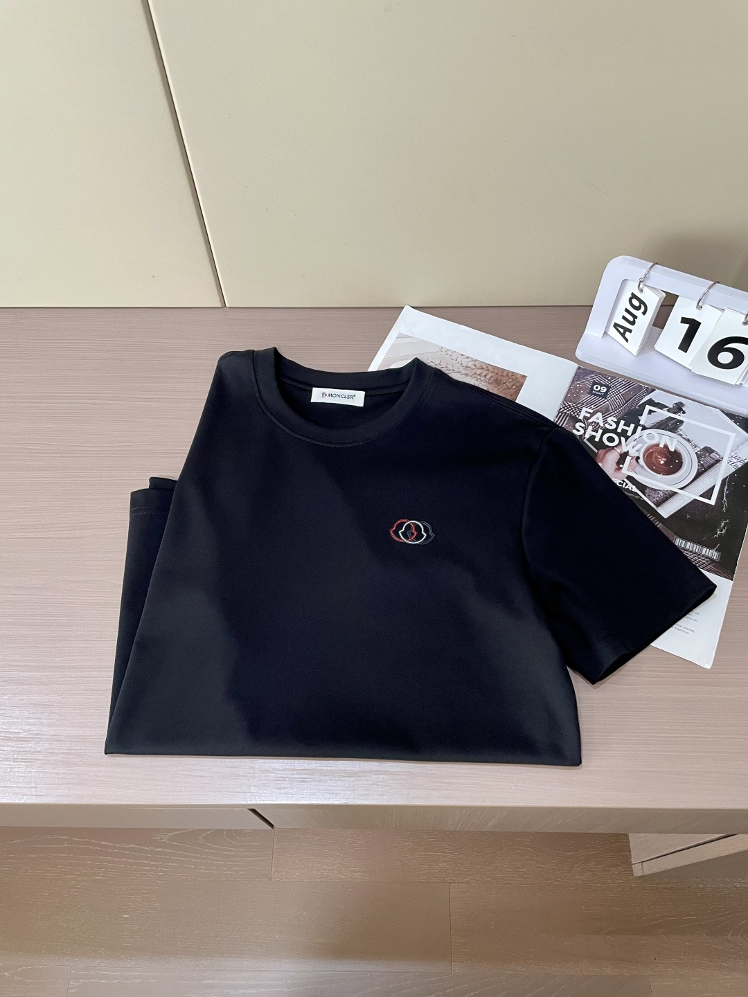 
蒙口 重磅推荐！2025ss夏装新品 专柜在售 最新系列图案logo短袖T恤 必须人手一件的节奏！进口