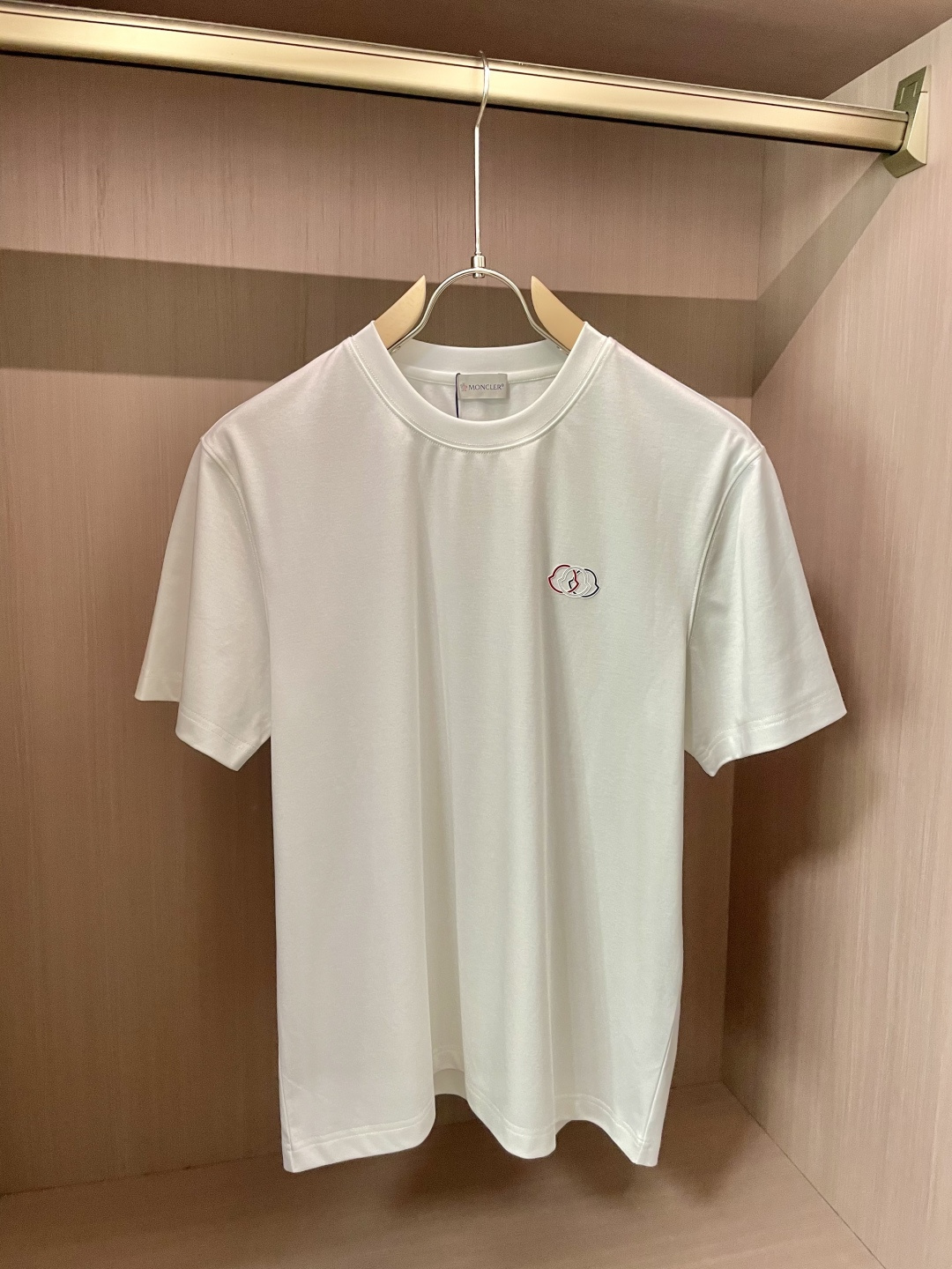 
蒙口 重磅推荐！2025ss夏装新品 专柜在售 最新系列图案logo短袖T恤 必须人手一件的节奏！进口