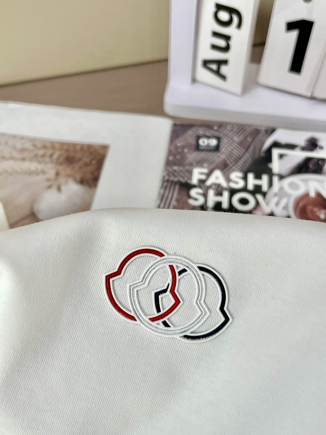 
蒙口 重磅推荐！2025ss夏装新品 专柜在售 最新系列图案logo短袖T恤 必须人手一件的节奏！进口