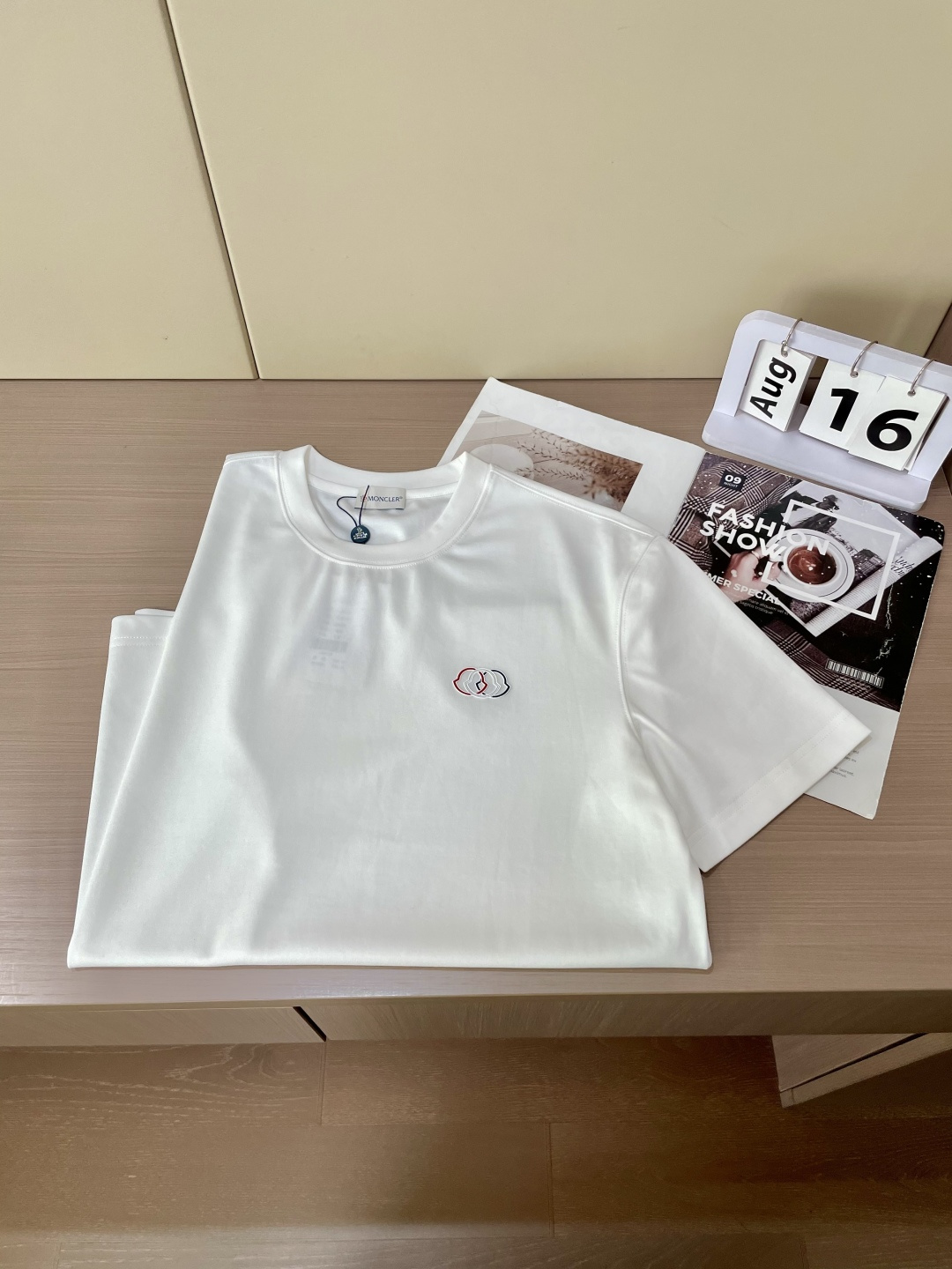 
蒙口 重磅推荐！2025ss夏装新品 专柜在售 最新系列图案logo短袖T恤 必须人手一件的节奏！进口