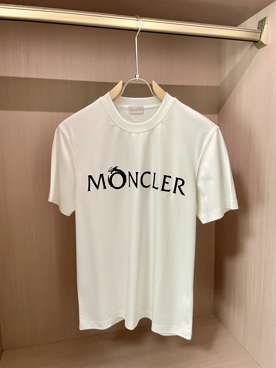 NO:512662,A big recommendation for cover-up!  2025ss summer clothing new products, on sale in counter, the latest series of pattern logo short-sleeved T-shirts, the rhythm of each person having to hand in one piece!  Imported top high-density mercerized cotton fabric is extremely skin-friendly and comfortable. It is very delicate to touch, has a good texture, and perfectly reflects the three-dimensional feeling. It is in line with the brand's consistent design style. It is a very good overall style. It is completely fine to wear it alone. 3 sizes S-XXL, Moncler, T-shirt,tees, t-shirt,alexander wang19860909蒙口 重磅推荐！2025ss夏装新品 专柜在售 最新系列图案logo短袖T恤 必须人手一件的节奏！进口顶极高密度丝光棉面料,极为亲肤舒适 摸上去非常的细腻,质感很好,完美体现立体感 符合品牌一贯设计风格,整体非常不错的一款,内搭单穿都完全没问题 3 尺码S-XXL,,Moncler,T-shirt,tees，t-shirt,alexander wang,Men's clothing