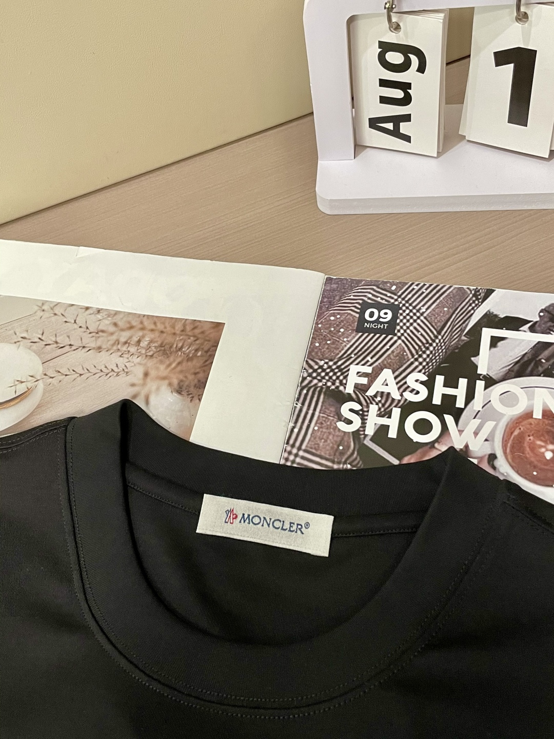 
蒙口 重磅推荐！2025ss夏装新品 专柜在售 最新系列图案logo短袖T恤 必须人手一件的节奏！进口