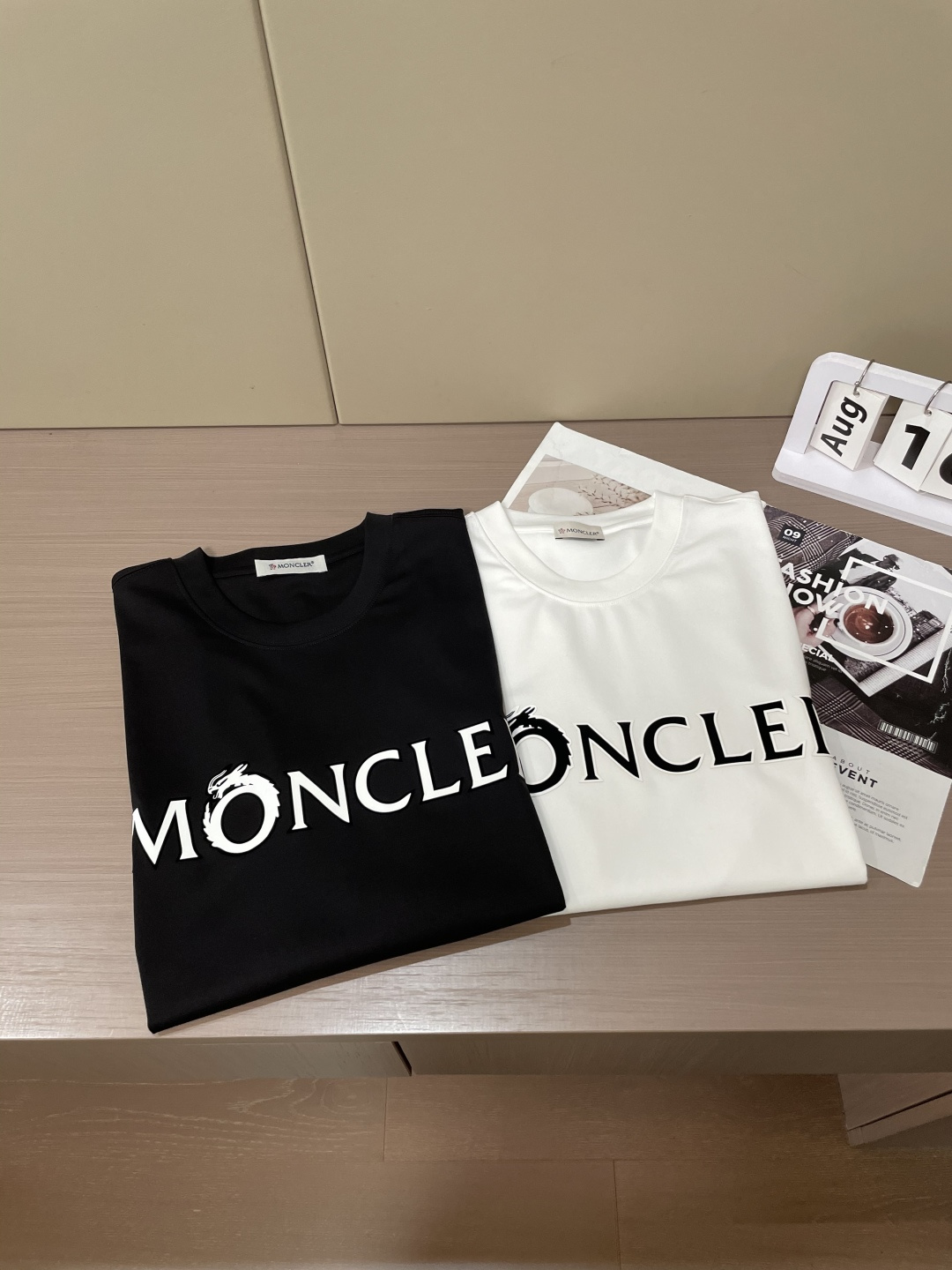 
蒙口 重磅推荐！2025ss夏装新品 专柜在售 最新系列图案logo短袖T恤 必须人手一件的节奏！进口