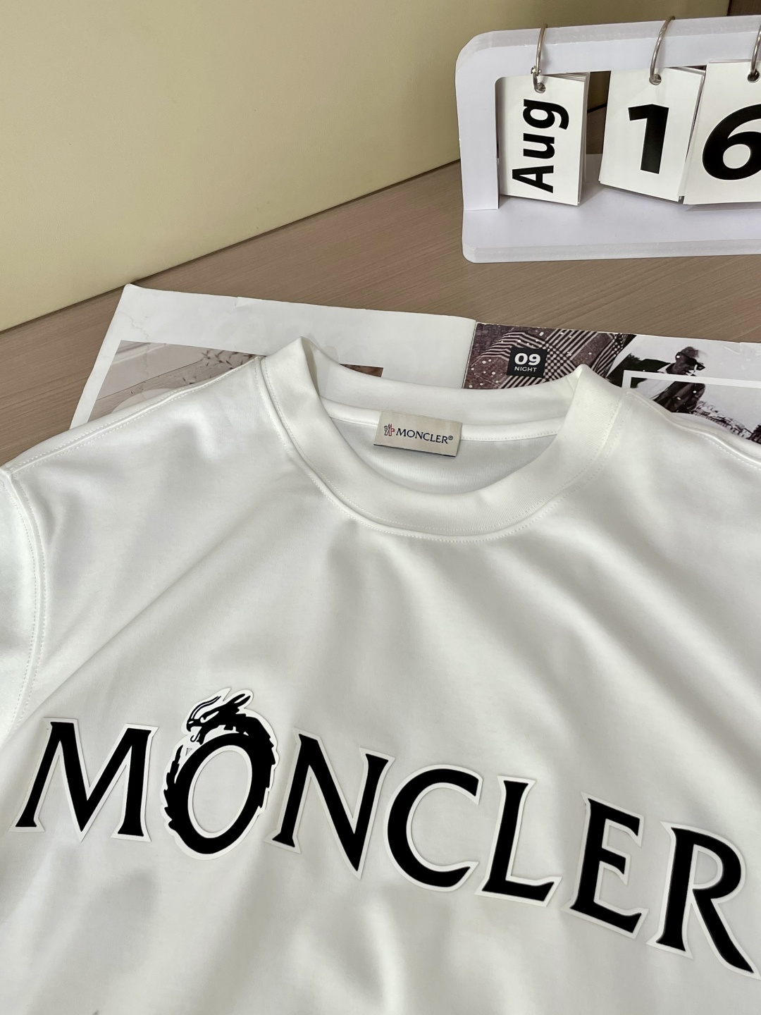 
蒙口 重磅推荐！2025ss夏装新品 专柜在售 最新系列图案logo短袖T恤 必须人手一件的节奏！进口