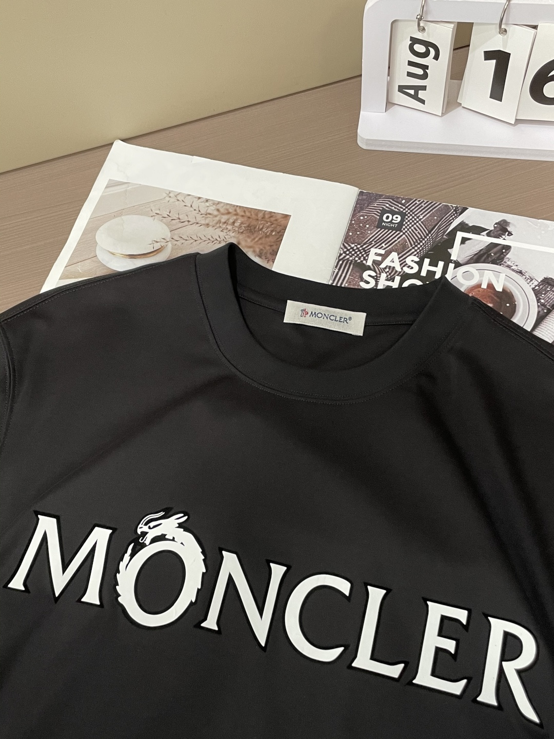 
蒙口 重磅推荐！2025ss夏装新品 专柜在售 最新系列图案logo短袖T恤 必须人手一件的节奏！进口