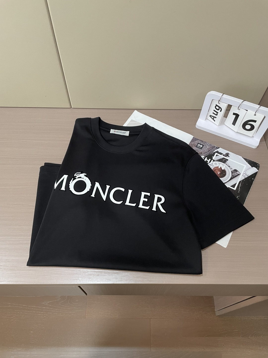 
蒙口 重磅推荐！2025ss夏装新品 专柜在售 最新系列图案logo短袖T恤 必须人手一件的节奏！进口