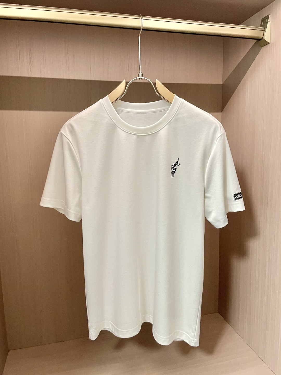 NO:512665,Ruff Lauren Recommended!  2025ss summer clothing new products, on sale in counter, the latest series of pattern logo short-sleeved T-shirts, the rhythm of each person having to hand in one piece!  Imported top high-density mercerized cotton fabric is extremely skin-friendly and comfortable. It is very delicate to touch, has a good texture, and perfectly reflects the three-dimensional feeling. It is in line with the brand's consistent design style. It is a very good overall style. It is completely fine to wear it alone. 3 sizes S-XXL, T-shirt,tees, t-shirt,alexander wang19860909拉夫劳伦 重磅推荐！2025ss夏装新品 专柜在售 最新系列图案logo短袖T恤 必须人手一件的节奏！进口顶极高密度丝光棉面料,极为亲肤舒适 摸上去非常的细腻,质感很好,完美体现立体感 符合品牌一贯设计风格,整体非常不错的一款,内搭单穿都完全没问题 3 尺码S-XXL,,T-shirt,tees，t-shirt,alexander wang,Men's clothing