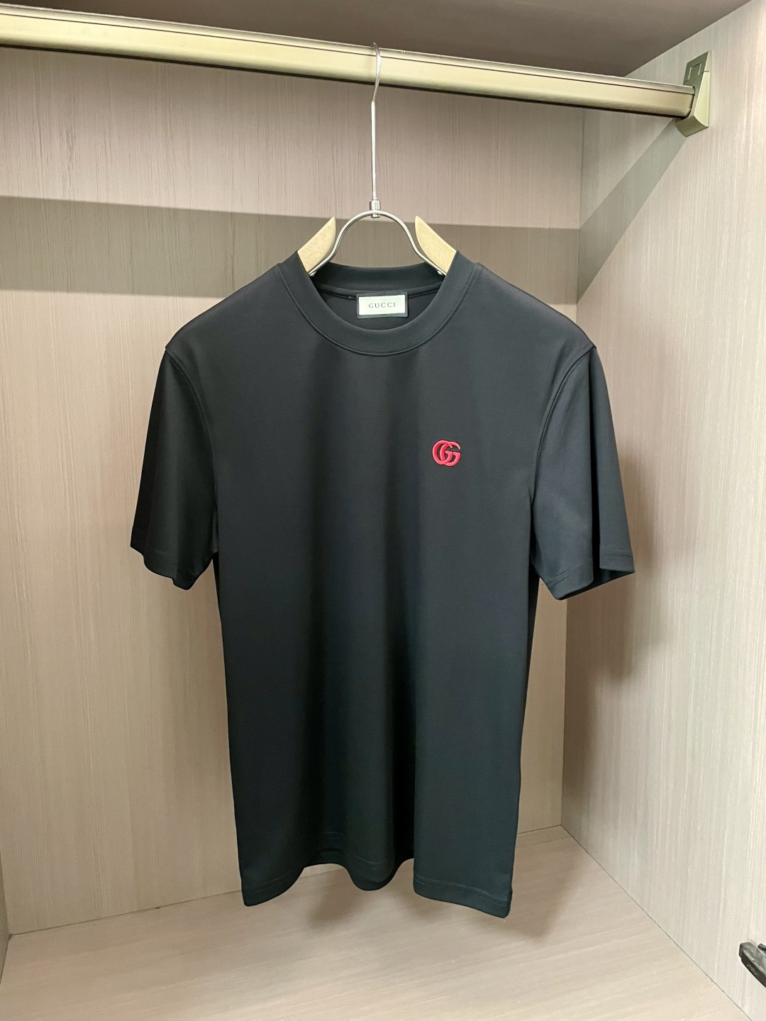 NO:512668,Gucc’s big recommendation!  2025ss summer clothing new products, on sale in counter, the latest series of pattern logo short-sleeved T-shirts, the rhythm of each person having to hand in one piece!  Imported top high-density mercerized cotton fabric is extremely skin-friendly and comfortable. It is very delicate to touch, has a good texture, and perfectly reflects the three-dimensional feeling. It is in line with the brand's consistent design style. It is a very good overall style. It is completely fine to wear it alone. 3 sizes S-XXL, gucci, T-shirt,tees, t-shirt,alexander wang19860909Gucc 重磅推荐！2025ss夏装新品 专柜在售 最新系列图案logo短袖T恤 必须人手一件的节奏！进口顶极高密度丝光棉面料,极为亲肤舒适 摸上去非常的细腻,质感很好,完美体现立体感 符合品牌一贯设计风格,整体非常不错的一款,内搭单穿都完全没问题 3 尺码S-XXL,,gucci,T-shirt,tees，t-shirt,alexander wang,Men's clothing