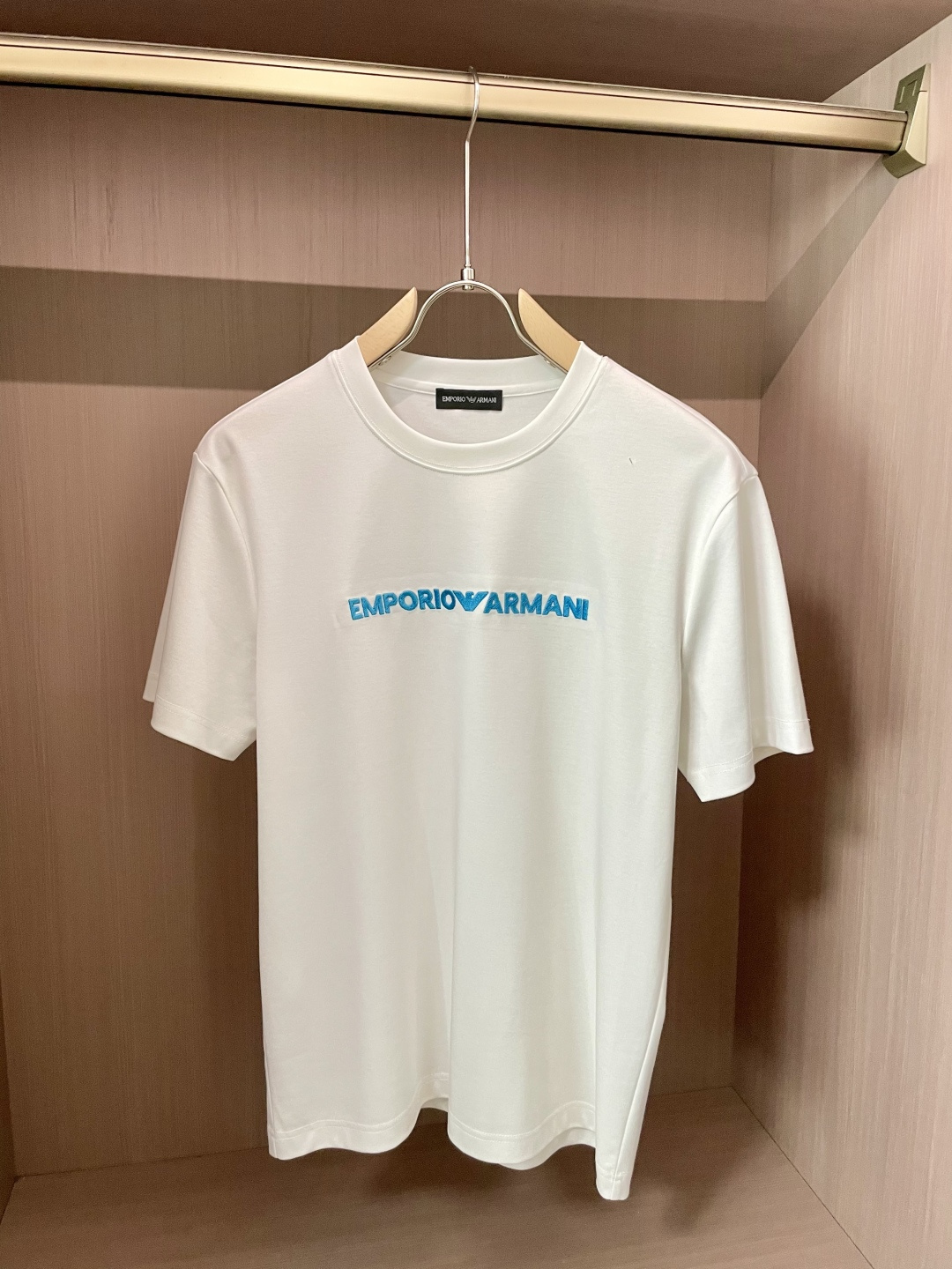 NO:512671,Armani's big recommendation!  2025ss summer clothing new products, on sale in counter, the latest series of pattern logo short-sleeved T-shirts, the rhythm of each person having to hand in one piece!  Imported top high-density mercerized cotton fabric is extremely skin-friendly and comfortable. It is very delicate to touch, has a good texture, and perfectly reflects the three-dimensional feeling. It is in line with the brand's consistent design style. It is a very good overall style. It is completely fine to wear it alone. 3 sizes S-XXL,,armani,T-shirt,tees,t-shirt,alexander wang19860909阿玛尼 重磅推荐！2025ss夏装新品 专柜在售 最新系列图案logo短袖T恤 必须人手一件的节奏！进口顶极高密度丝光棉面料,极为亲肤舒适 摸上去非常的细腻,质感很好,完美体现立体感 符合品牌一贯设计风格,整体非常不错的一款,内搭单穿都完全没问题 3 尺码S-XXL,,armani,T-shirt,tees，t-shirt,alexander wang,Men's clothing