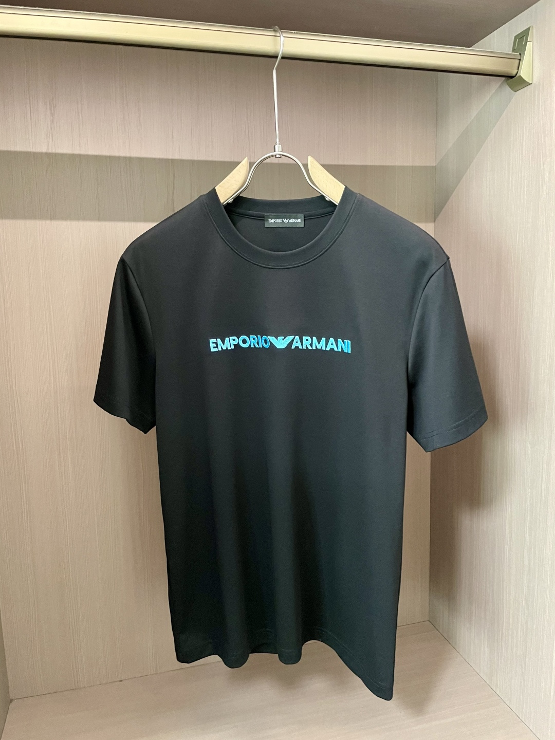 
阿玛尼 重磅推荐！2025ss夏装新品 专柜在售 最新系列图案logo短袖T恤 必须人手一件的节奏！进