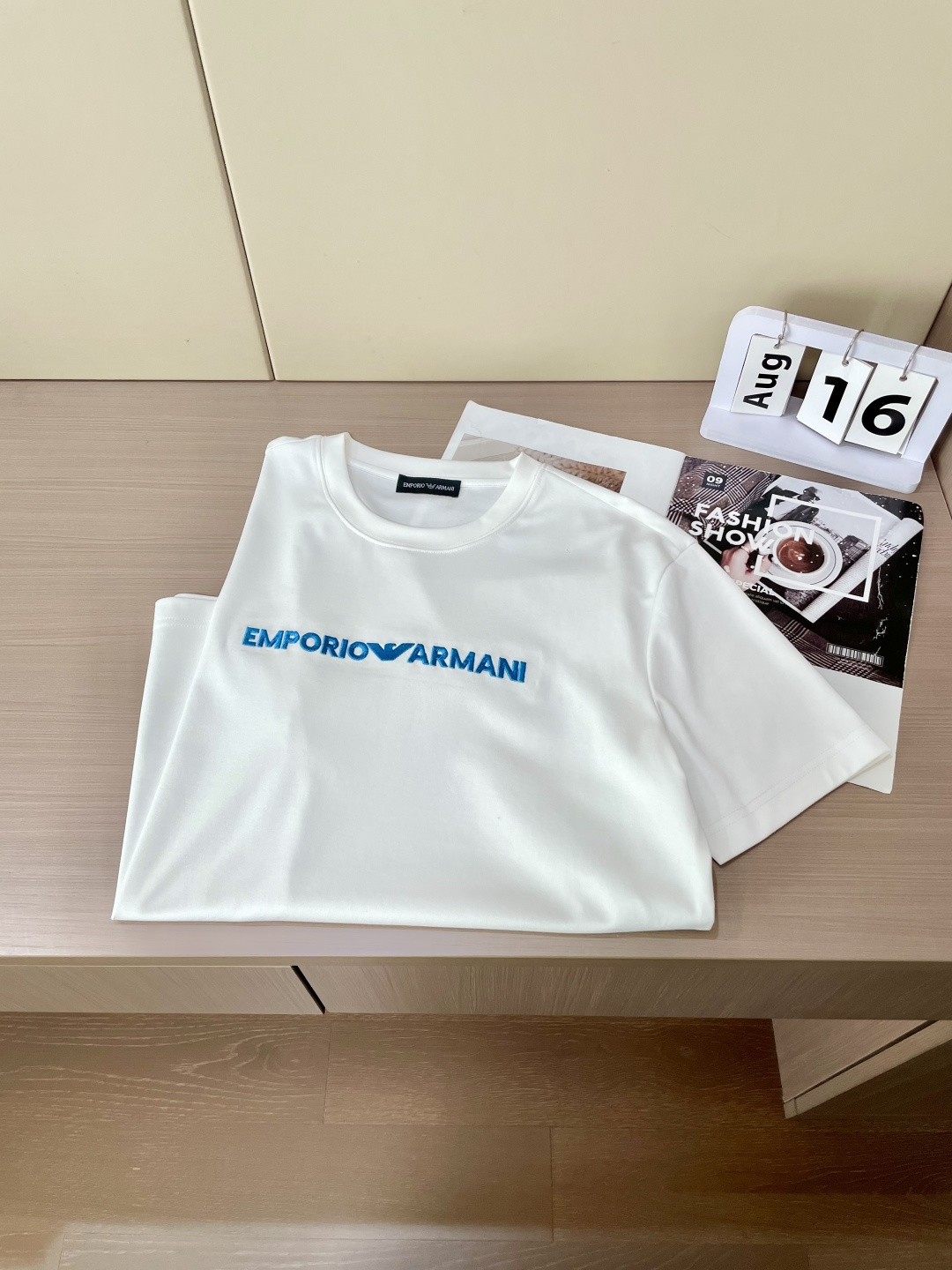 
阿玛尼 重磅推荐！2025ss夏装新品 专柜在售 最新系列图案logo短袖T恤 必须人手一件的节奏！进