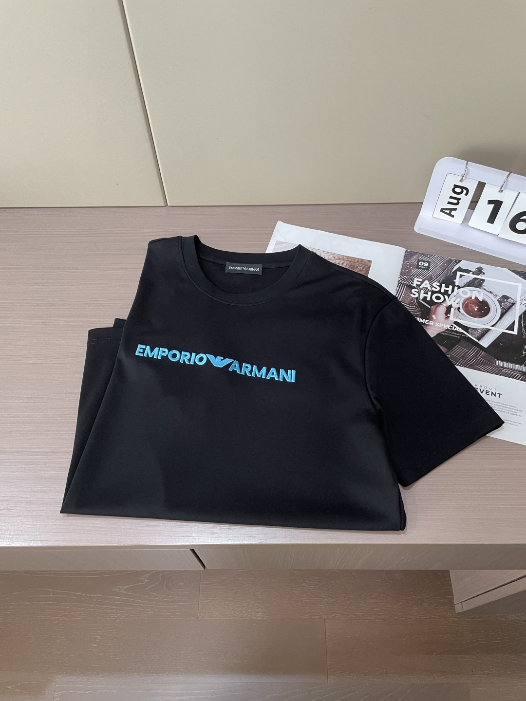 
阿玛尼 重磅推荐！2025ss夏装新品 专柜在售 最新系列图案logo短袖T恤 必须人手一件的节奏！进