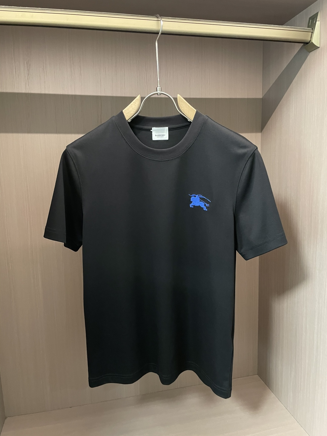 NO:512674,Bur big recommendation!  2025ss summer clothing new products, on sale in counter, the latest series of pattern logo short-sleeved T-shirts, the rhythm of each person having to hand in one piece!  Imported top high-density mercerized cotton fabric is extremely skin-friendly and comfortable. It is very delicate to touch, has a good texture, and perfectly reflects the three-dimensional feeling. It is in line with the brand's consistent design style. It is a very good overall style. It is completely fine to wear it alone. 3 sizes S-XXL, burberry, T-shirt, tees, t-shirt, alexander wang19860909Bur 重磅推荐！2025ss夏装新品 专柜在售 最新系列图案logo短袖T恤 必须人手一件的节奏！进口顶极高密度丝光棉面料,极为亲肤舒适 摸上去非常的细腻,质感很好,完美体现立体感 符合品牌一贯设计风格,整体非常不错的一款,内搭单穿都完全没问题 3 尺码S-XXL,,burberry,T-shirt,tees，t-shirt,alexander wang,Men's clothing