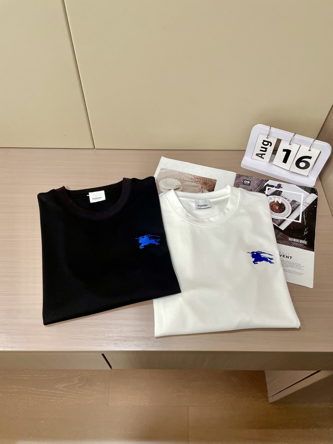 
Bur 重磅推荐！2025ss夏装新品 专柜在售 最新系列图案logo短袖T恤 必须人手一件的节奏！进