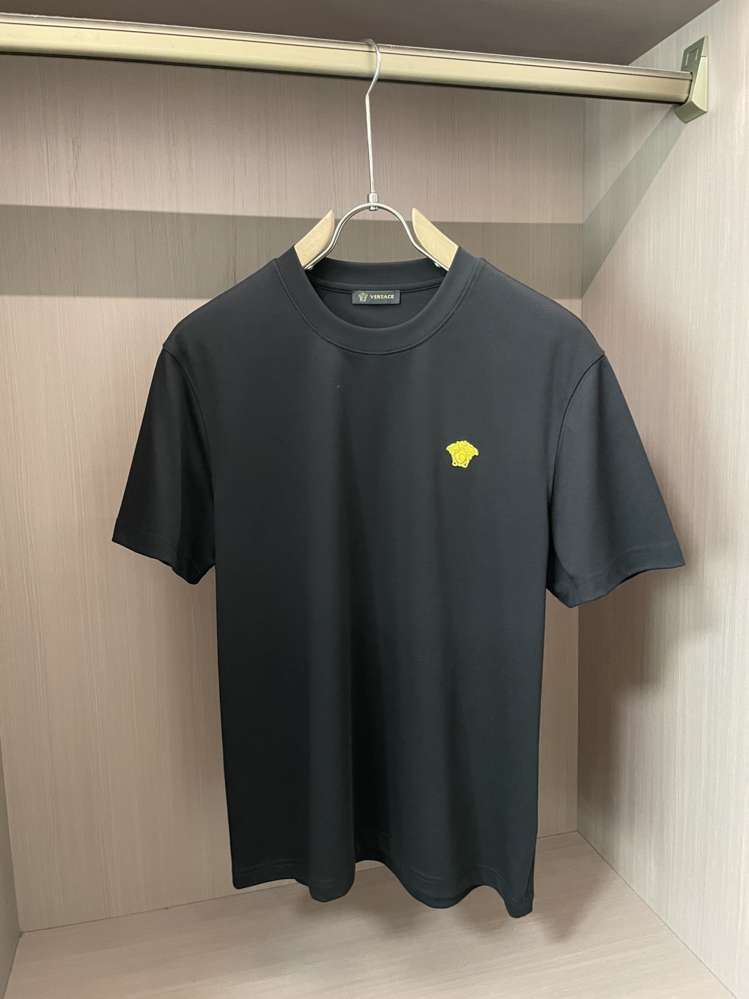 NO:512677,Versace's big recommendation!  2025ss summer clothing new products, on sale in counter, the latest series of pattern logo short-sleeved T-shirts, the rhythm of each person having to hand in one piece!  Imported top high-density mercerized cotton fabric is extremely skin-friendly and comfortable. It is very delicate to touch, has a good texture, and perfectly reflects the three-dimensional feeling. It is in line with the brand's consistent design style. It is a very good overall style. It is completely fine to wear it alone. 3 sizes S-XXL, versace, T-shirt,tees, t-shirt,alexander wang19860909范思哲 重磅推荐！2025ss夏装新品 专柜在售 最新系列图案logo短袖T恤 必须人手一件的节奏！进口顶极高密度丝光棉面料,极为亲肤舒适 摸上去非常的细腻,质感很好,完美体现立体感 符合品牌一贯设计风格,整体非常不错的一款,内搭单穿都完全没问题 3 尺码S-XXL,,versace,T-shirt,tees，t-shirt,alexander wang,Men's clothing