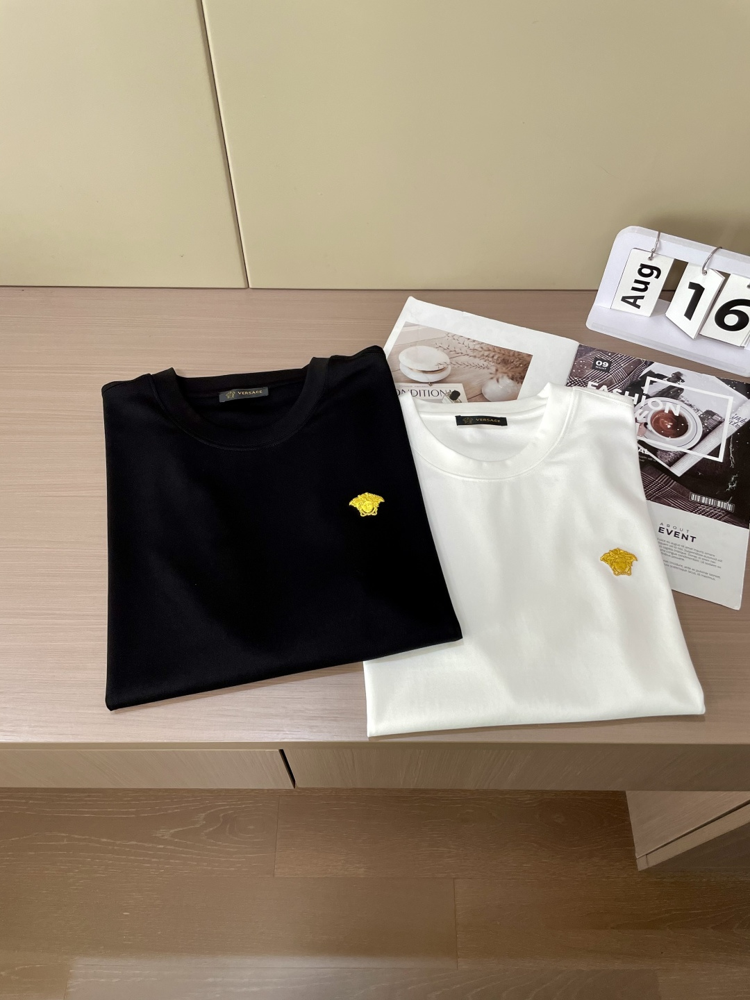 
范思哲 重磅推荐！2025ss夏装新品 专柜在售 最新系列图案logo短袖T恤 必须人手一件的节奏！进