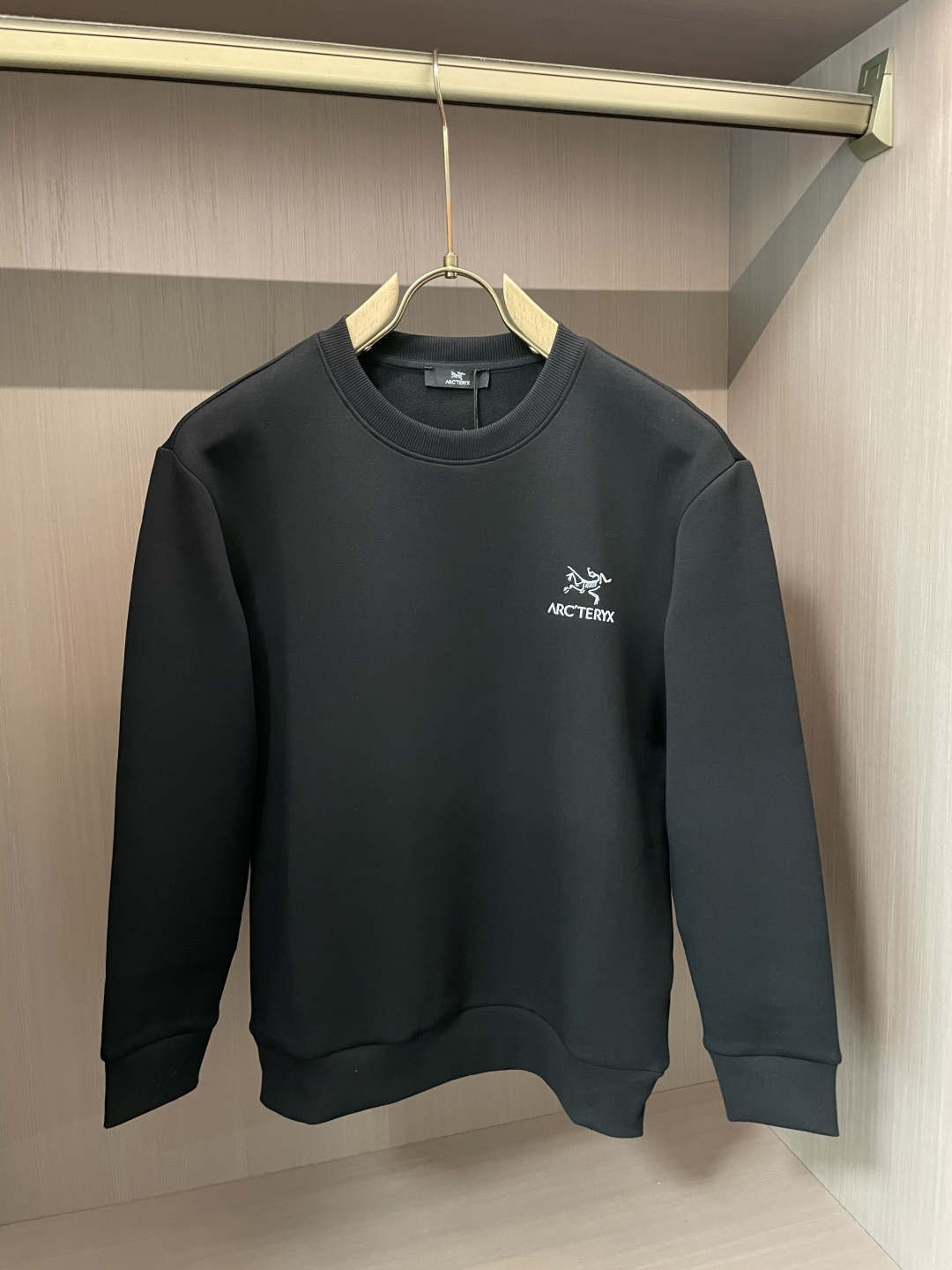 NO:683912,Arc'teryx / 2025 Autumn and Winter New Products Customized top-quality sweatshirt cotton, the fabric is particularly textured, a must-have item in winter, and has good warmth retention. It can be worn by men and women, the details are in place, the version is awesome, and the upper body effect is very good!  A versatile item!  5 sizes M~3XL,arc'teryx,hoodie,sweatshirts,19860909始祖鸟 /2025秋冬新品 定制顶级卫衣棉,面料特别有质感,冬季必备单品,保暖性好.男女通穿,细节到位,版型超赞,上身效果非常好！百搭单品！5尺码M~3XL,arc'teryx,hoodie,sweatshirts,,Men's clothing