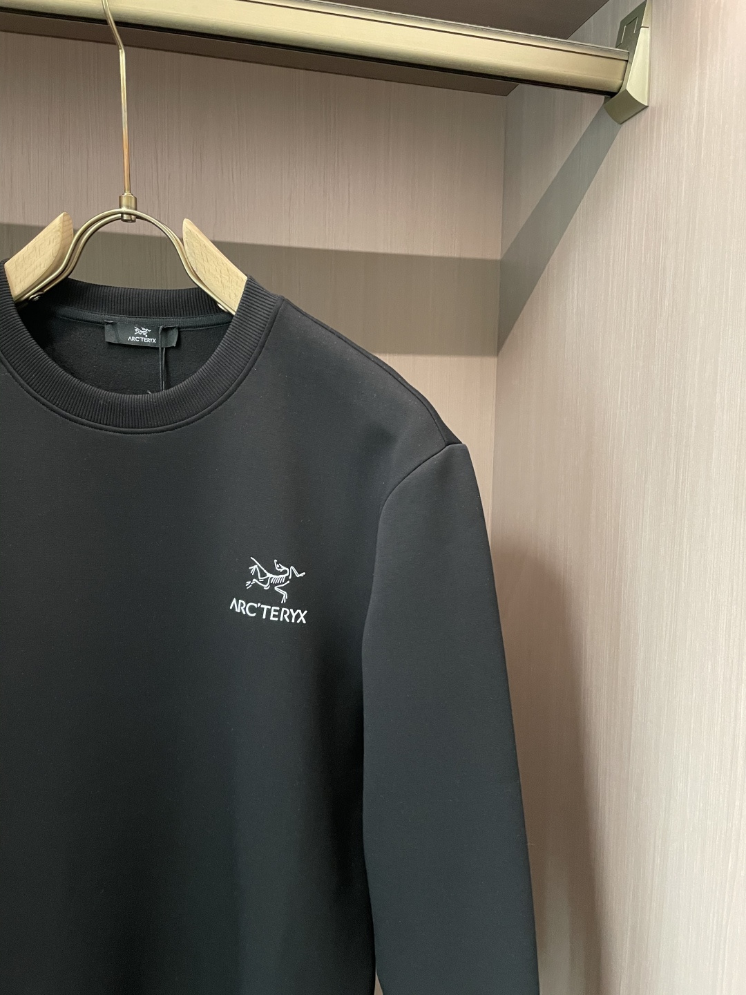 始祖鸟 /2025秋冬新品 
定制顶级卫衣棉，面料特别有质感，冬季必备单品，保暖性好。男女通穿，细节到位