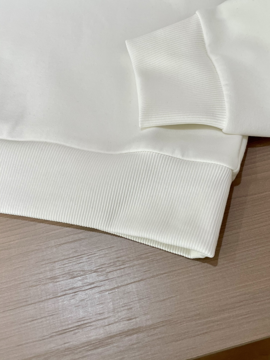 始祖鸟 /2025秋冬新品 
定制顶级卫衣棉，面料特别有质感，冬季必备单品，保暖性好。男女通穿，细节到位