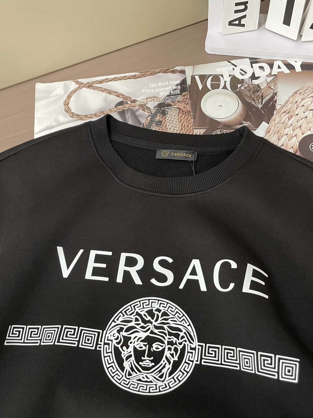 范思哲 /2025秋冬新品 
定制顶级卫衣棉，面料特别有质感，冬季必备单品，保暖性好。男女通穿，细节到位