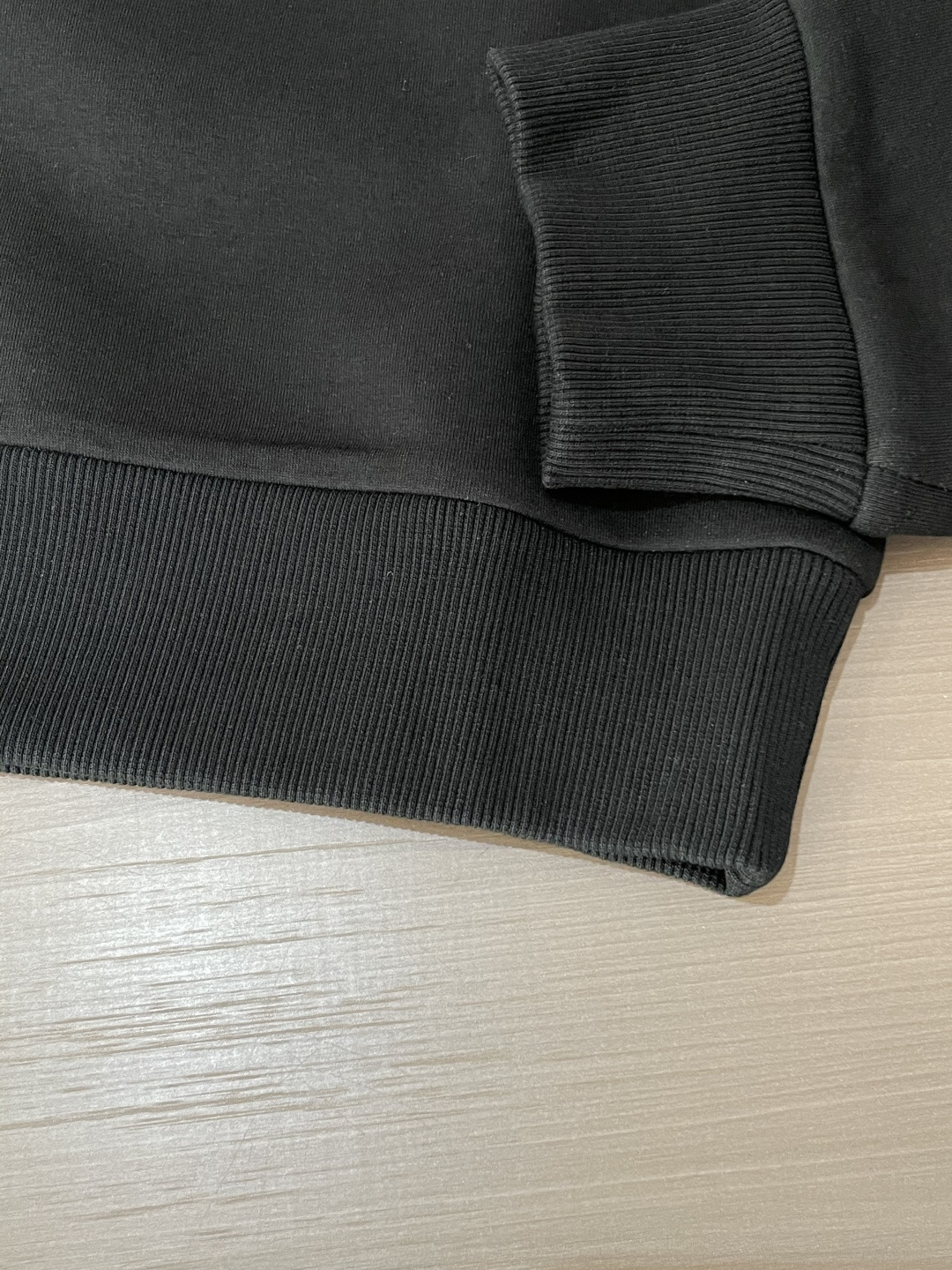 范思哲 /2025秋冬新品 
定制顶级卫衣棉，面料特别有质感，冬季必备单品，保暖性好。男女通穿，细节到位