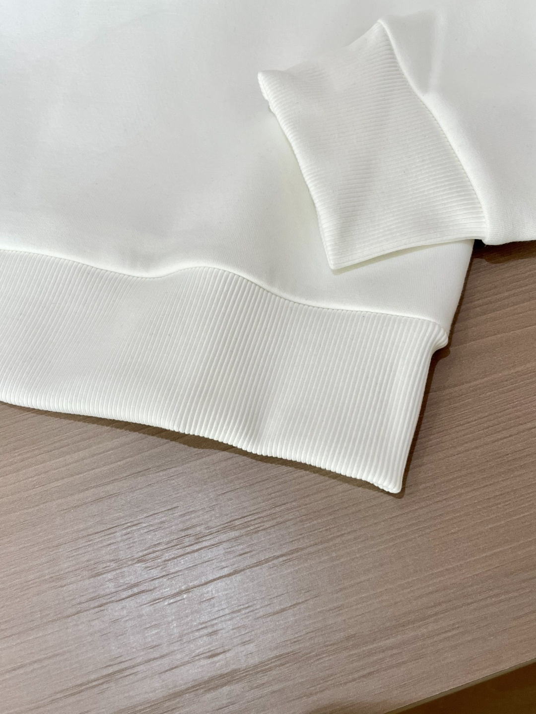 范思哲 /2025秋冬新品 
定制顶级卫衣棉，面料特别有质感，冬季必备单品，保暖性好。男女通穿，细节到位