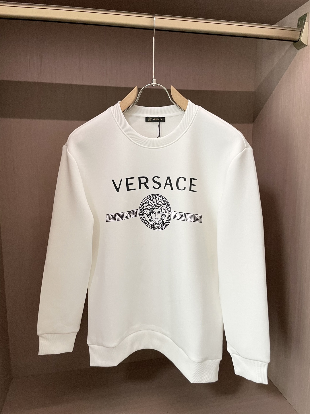 NO:512657,Versace / 2025 autumn and winter new product custom-made top sweatshirt cotton, the fabric is particularly textured, a must-have item in winter, good warmth. It wears both men and women, with in-place details, excellent style, and very good upper body effect!  A versatile item!  5 size M~3XL, versace, hoodie, sweatshirts, alexander wang19860909范思哲 /2025秋冬新品 定制顶级卫衣棉,面料特别有质感,冬季必备单品,保暖性好.男女通穿,细节到位,版型超赞,上身效果非常好！百搭单品！5尺码M~3XL,,versace,hoodie,sweatshirts,alexander wang,Men's clothing