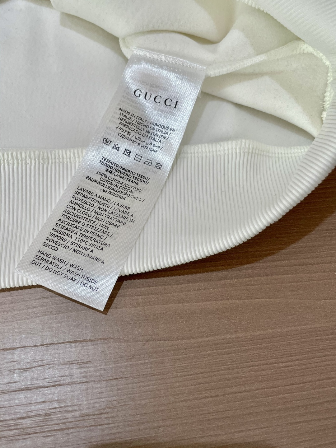 Gucc /2025秋冬新品 
定制顶级卫衣棉，面料特别有质感，冬季必备单品，保暖性好。男女通穿，细节到