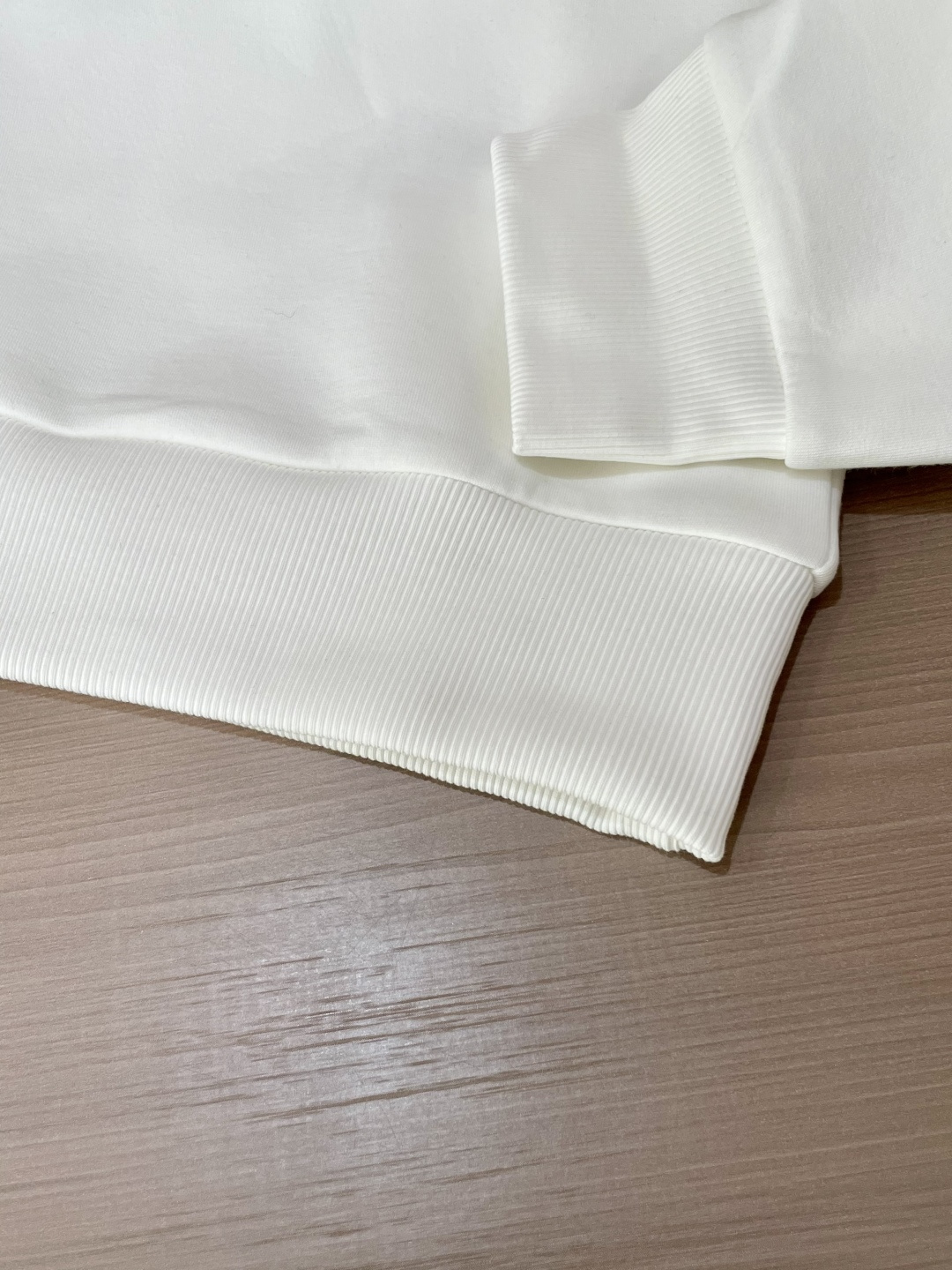 Gucc /2025秋冬新品 
定制顶级卫衣棉，面料特别有质感，冬季必备单品，保暖性好。男女通穿，细节到