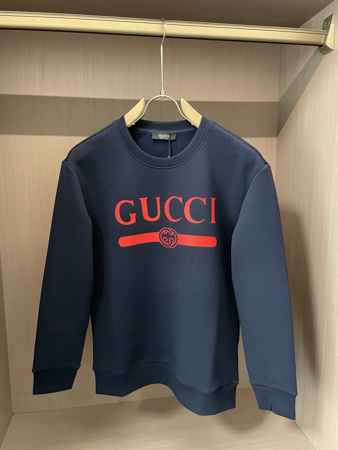 NO:512660,Gucc / 2025 autumn and winter new product customized top sweatshirt cotton, the fabric is particularly textured, a must-have item in winter, good warmth. It wears both men and women, with in-place details, excellent style, and very good upper body effect!  A versatile item!  5 size M~3XL, gucci, hoodie, sweatshirts, alexander wang19860909Gucc /2025秋冬新品 定制顶级卫衣棉,面料特别有质感,冬季必备单品,保暖性好.男女通穿,细节到位,版型超赞,上身效果非常好！百搭单品！5尺码M~3XL,,gucci,hoodie,sweatshirts,alexander wang,Men's clothing