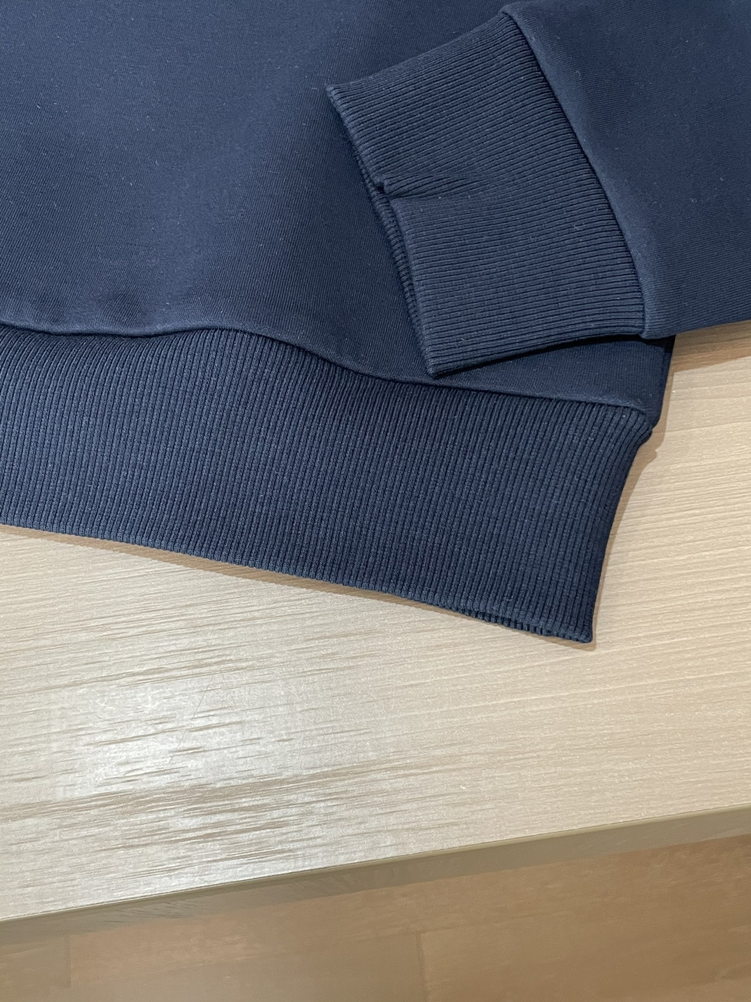 Gucc /2025秋冬新品 
定制顶级卫衣棉，面料特别有质感，冬季必备单品，保暖性好。男女通穿，细节到